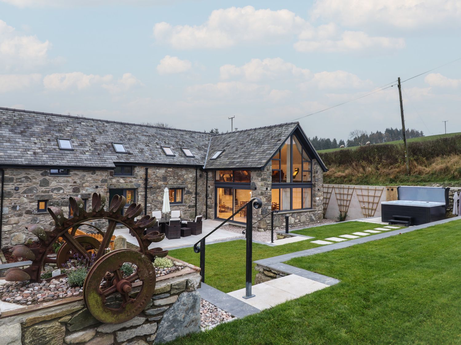 Y Côr, Glasfryn, Conwy. Hot tub. Woodburning stove. Near Eryri (Snowdonia) National Park. En-suites.