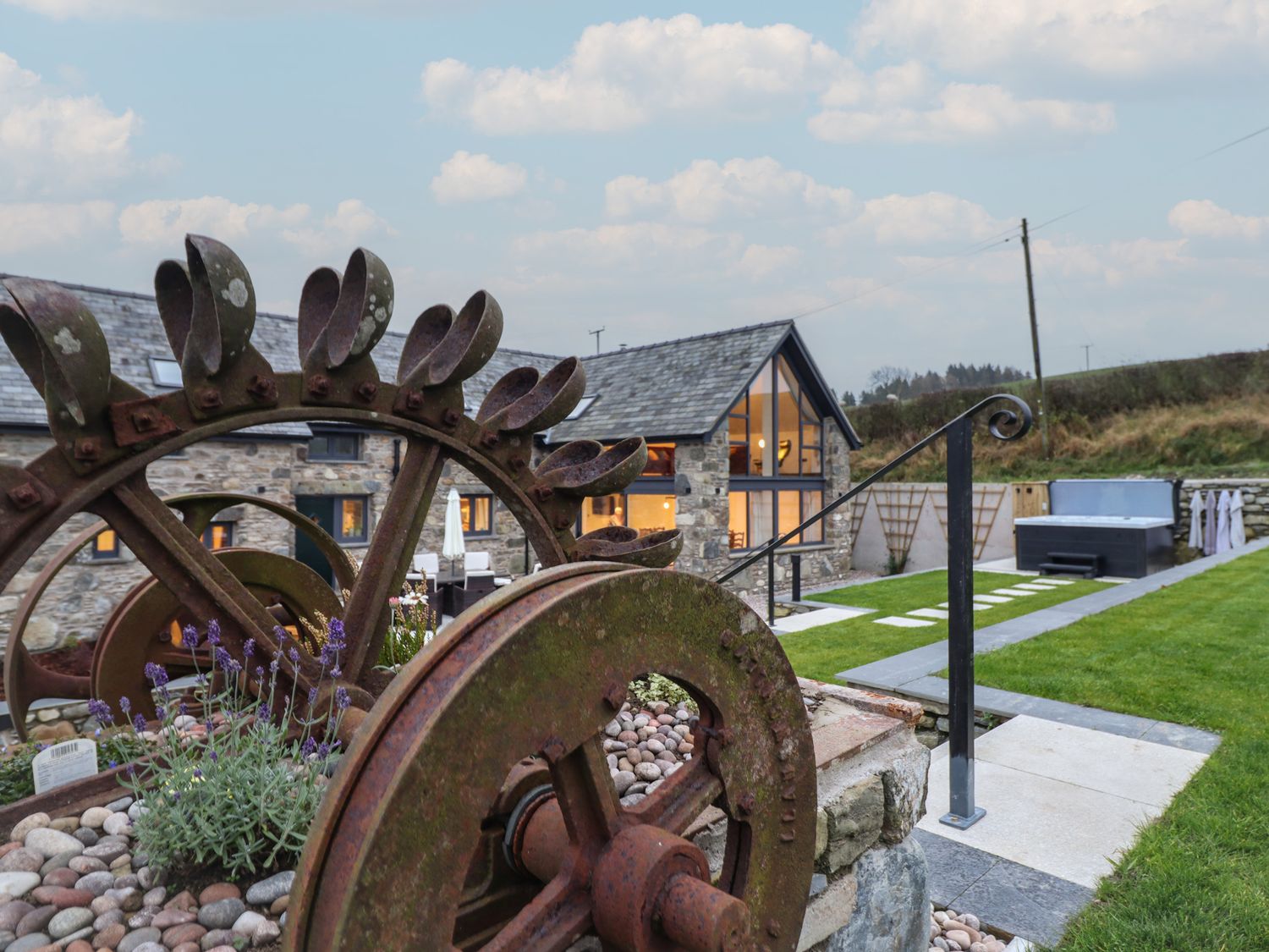 Y Côr, Glasfryn, Conwy. Hot tub. Woodburning stove. Near Eryri (Snowdonia) National Park. En-suites.