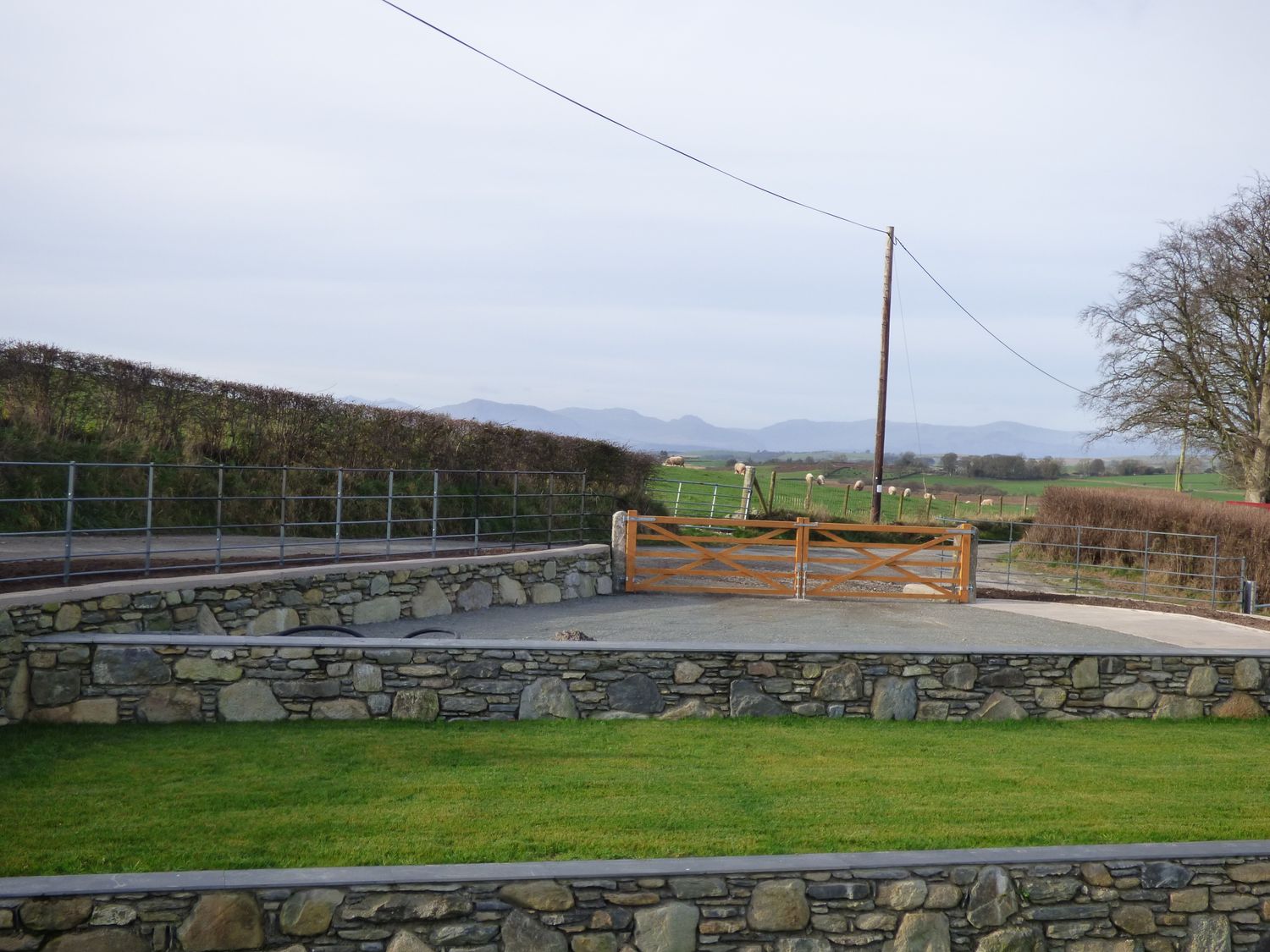 Y Côr, Glasfryn, Conwy. Hot tub. Woodburning stove. Near Eryri (Snowdonia) National Park. En-suites.