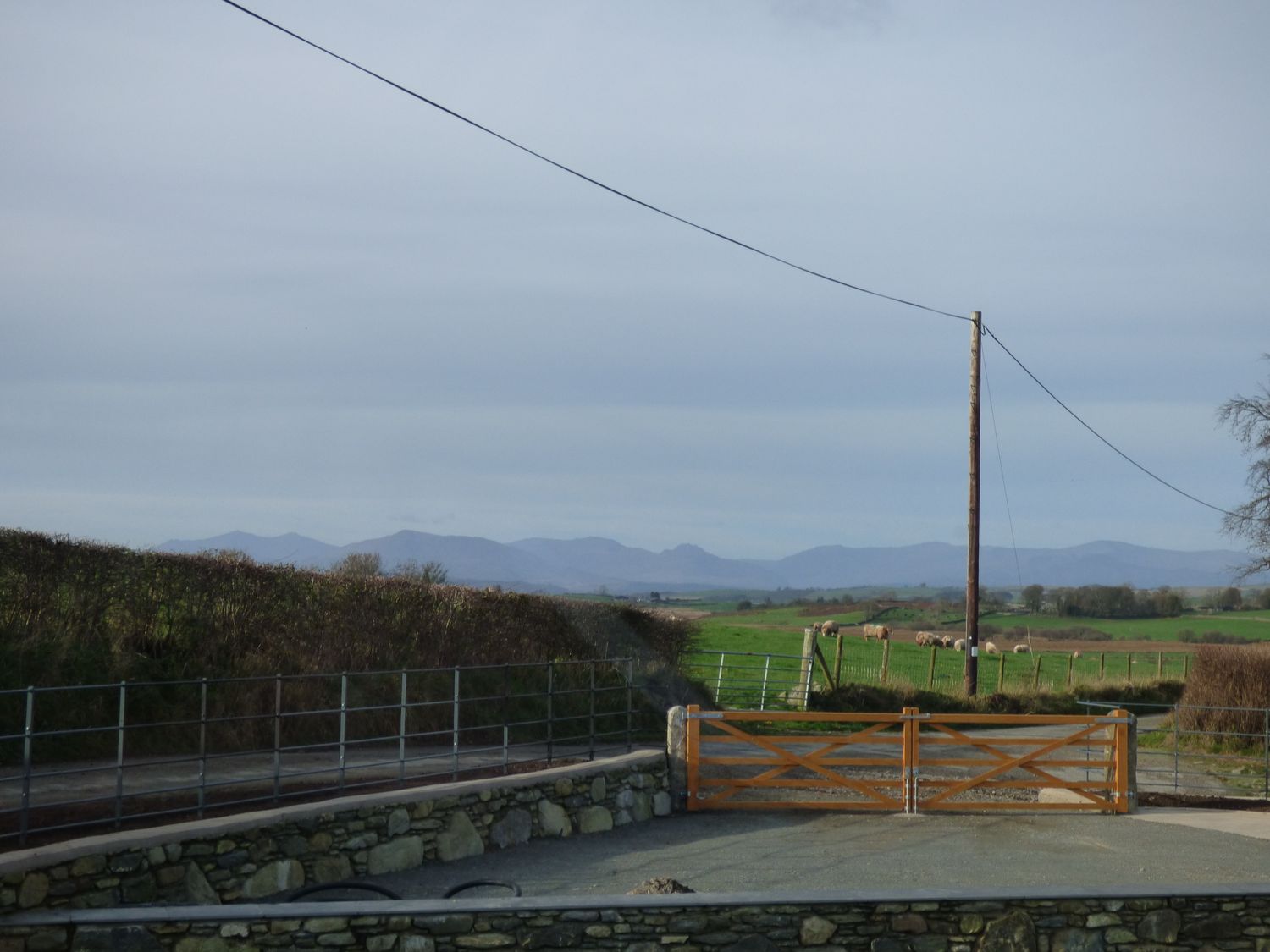 Y Côr, Glasfryn, Conwy. Hot tub. Woodburning stove. Near Eryri (Snowdonia) National Park. En-suites.