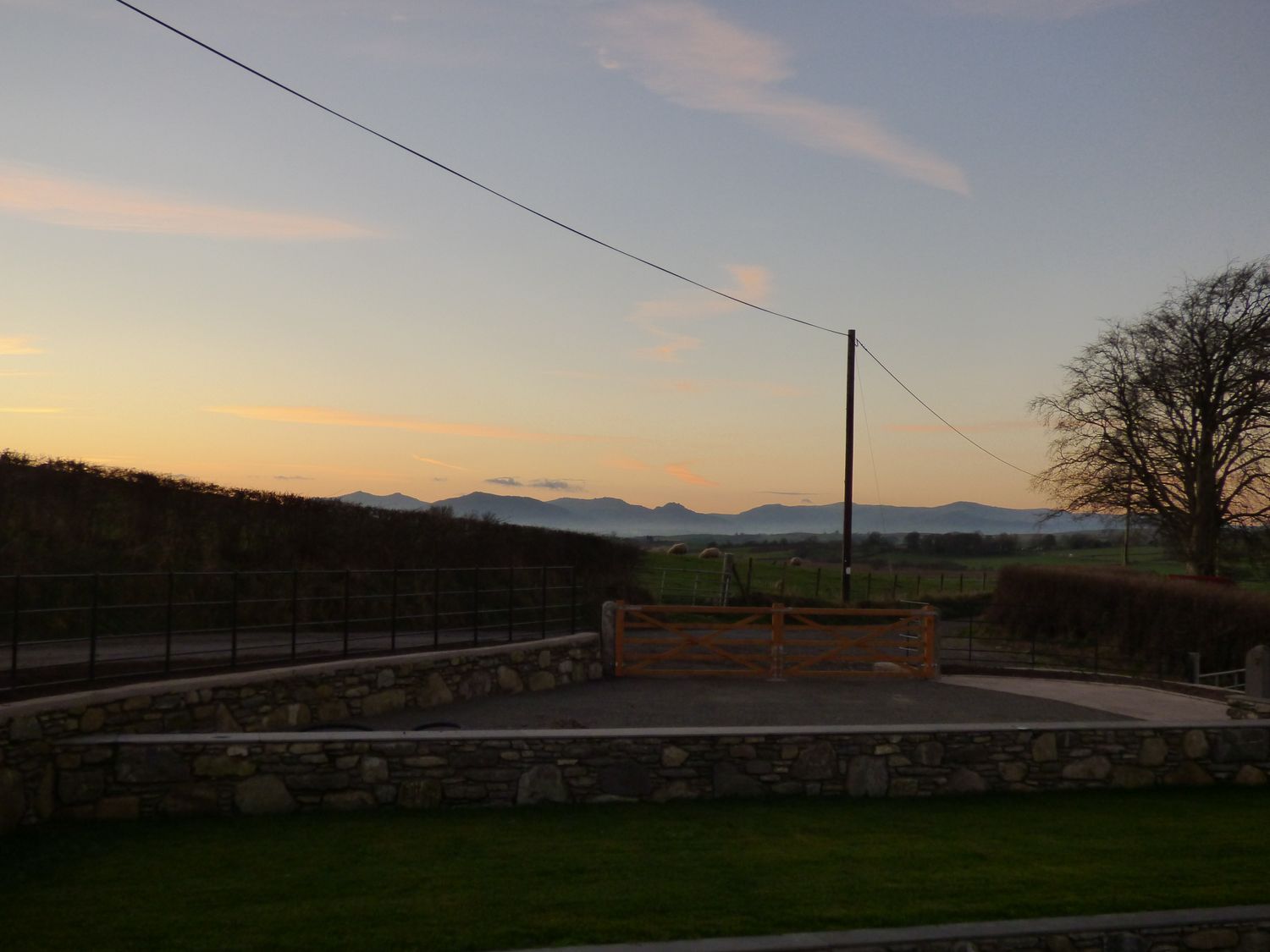 Y Côr, Glasfryn, Conwy. Hot tub. Woodburning stove. Near Eryri (Snowdonia) National Park. En-suites.