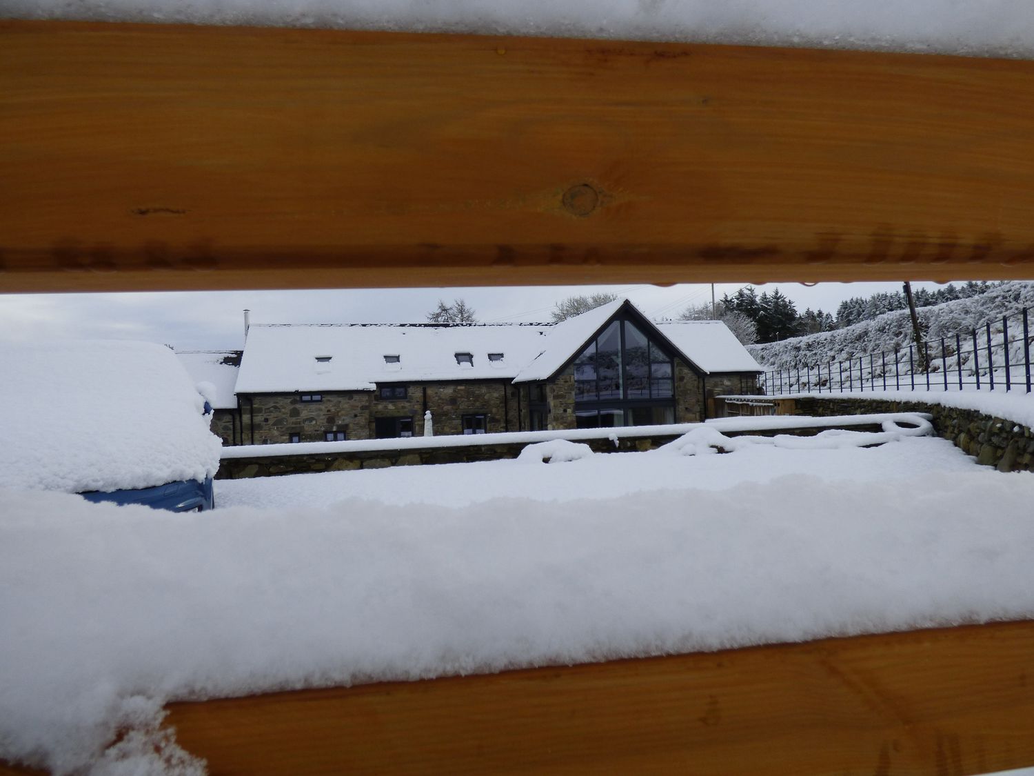 Y Côr, Glasfryn, Conwy. Hot tub. Woodburning stove. Near Eryri (Snowdonia) National Park. En-suites.