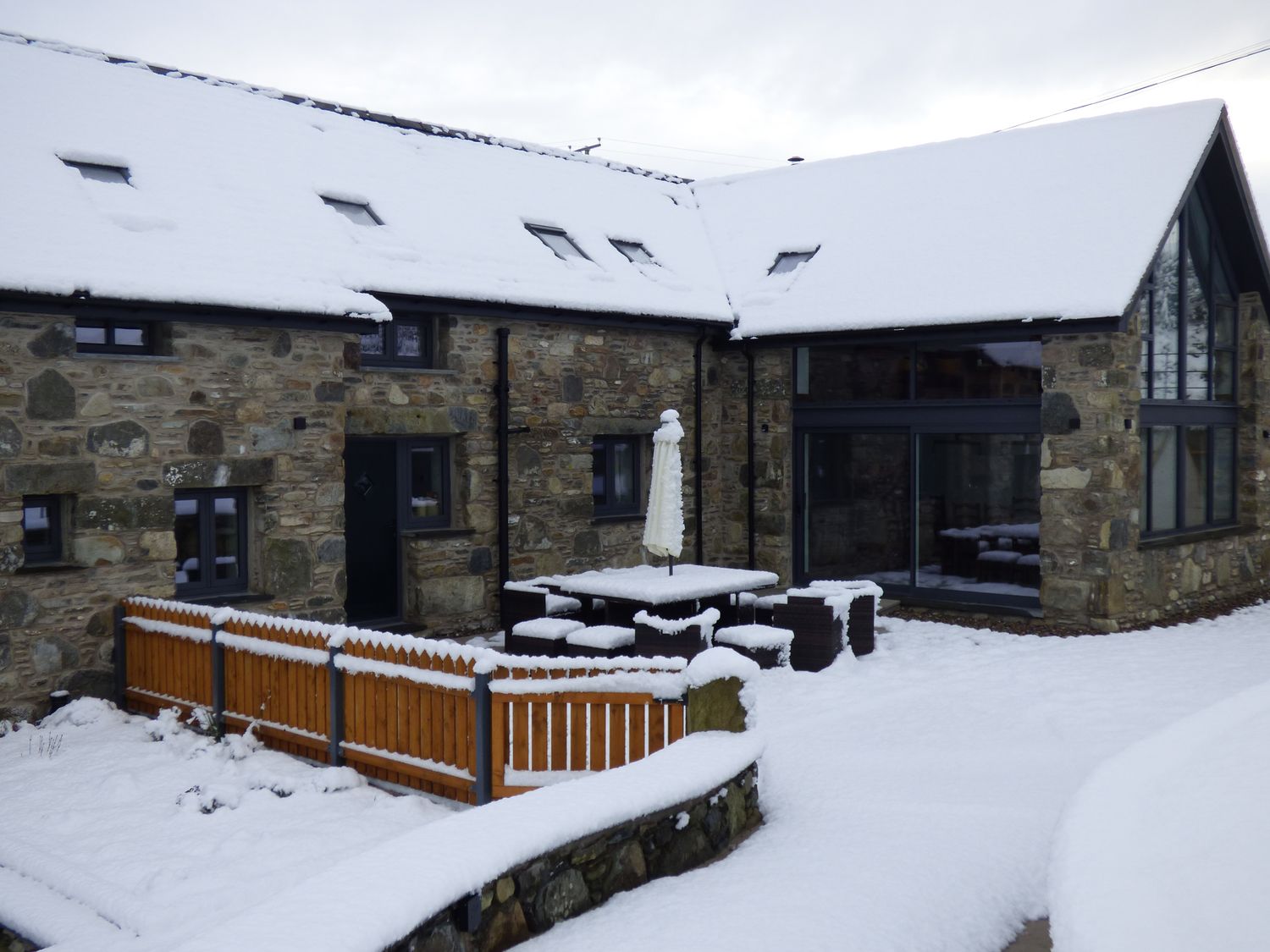 Y Côr, Glasfryn, Conwy. Hot tub. Woodburning stove. Near Eryri (Snowdonia) National Park. En-suites.