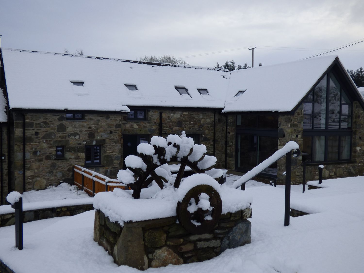 Y Côr, Glasfryn, Conwy. Hot tub. Woodburning stove. Near Eryri (Snowdonia) National Park. En-suites.