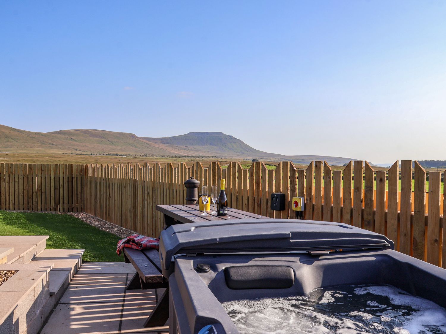 Curlew in Chapel Le Dale, Ingleton North Yorkshire. Countryside views. Open-plan. Hot tub. Smart TV.