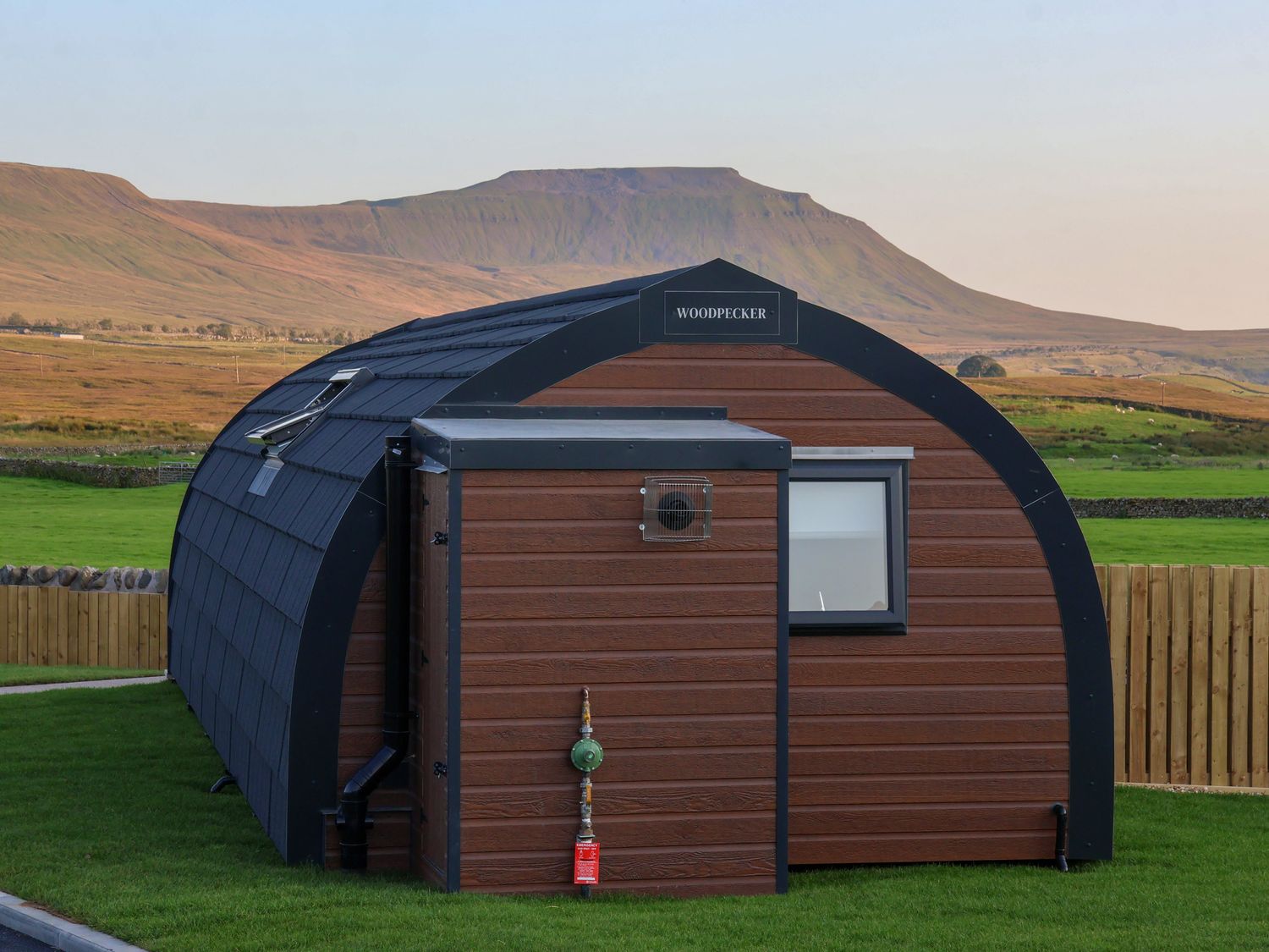 Woodpecker Chapel Le Dale Ingleton, North Yorkshire. Countryside views. Open-plan. Hot tub. Smart TV