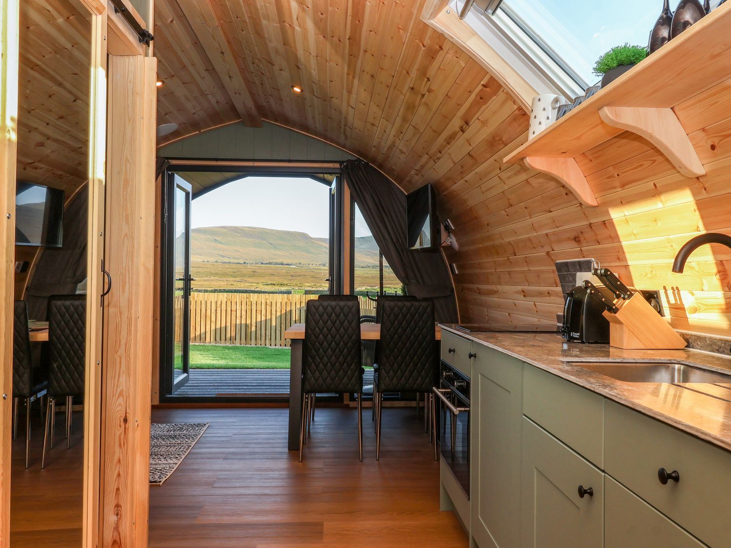 Woodpecker Chapel Le Dale Ingleton, North Yorkshire. Countryside views. Open-plan. Hot tub. Smart TV