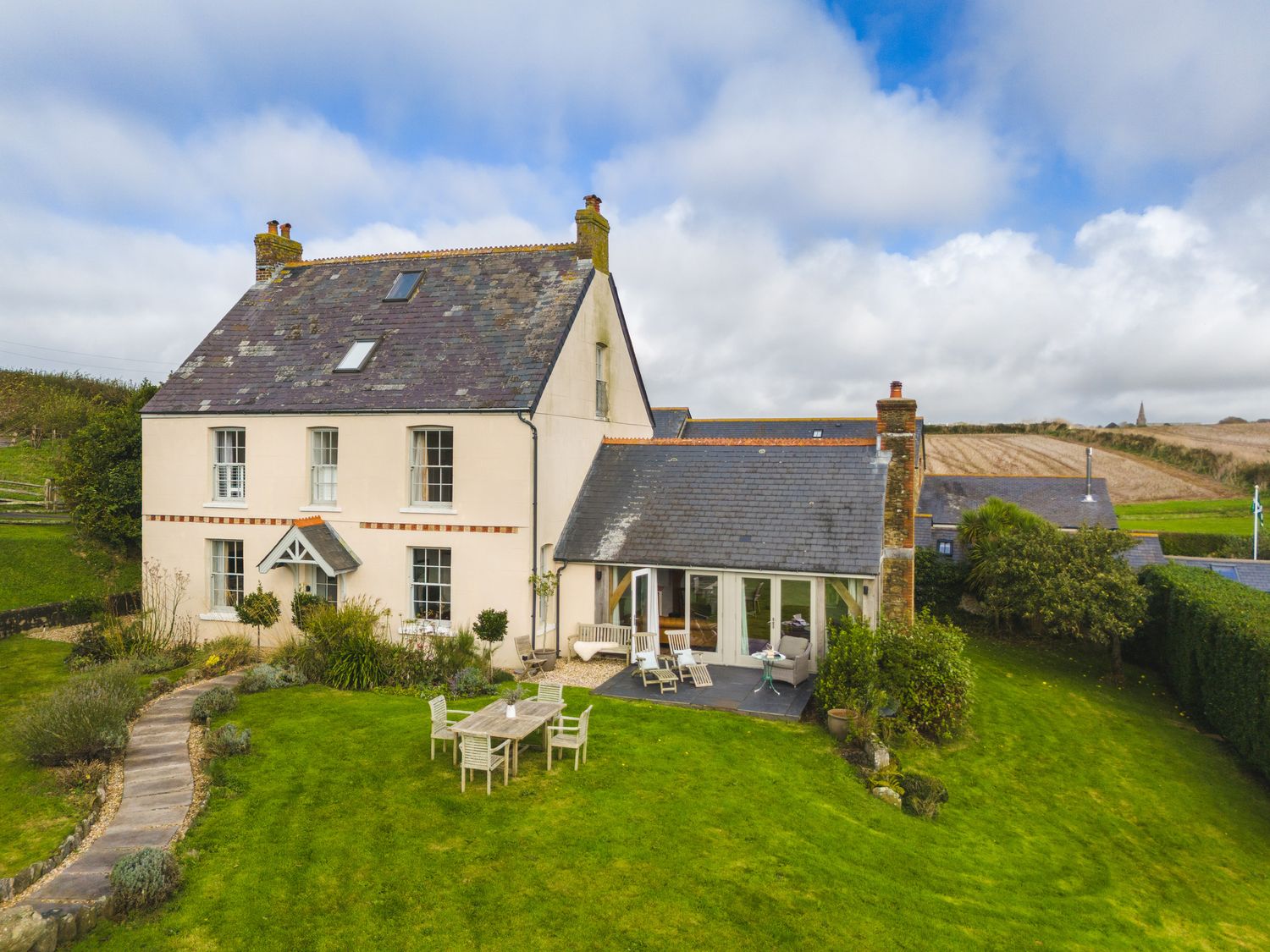 The Farmhouse, Malborough, Devon. Near coast. Off-road parking. Smart TV. Enclosed garden. Open plan
