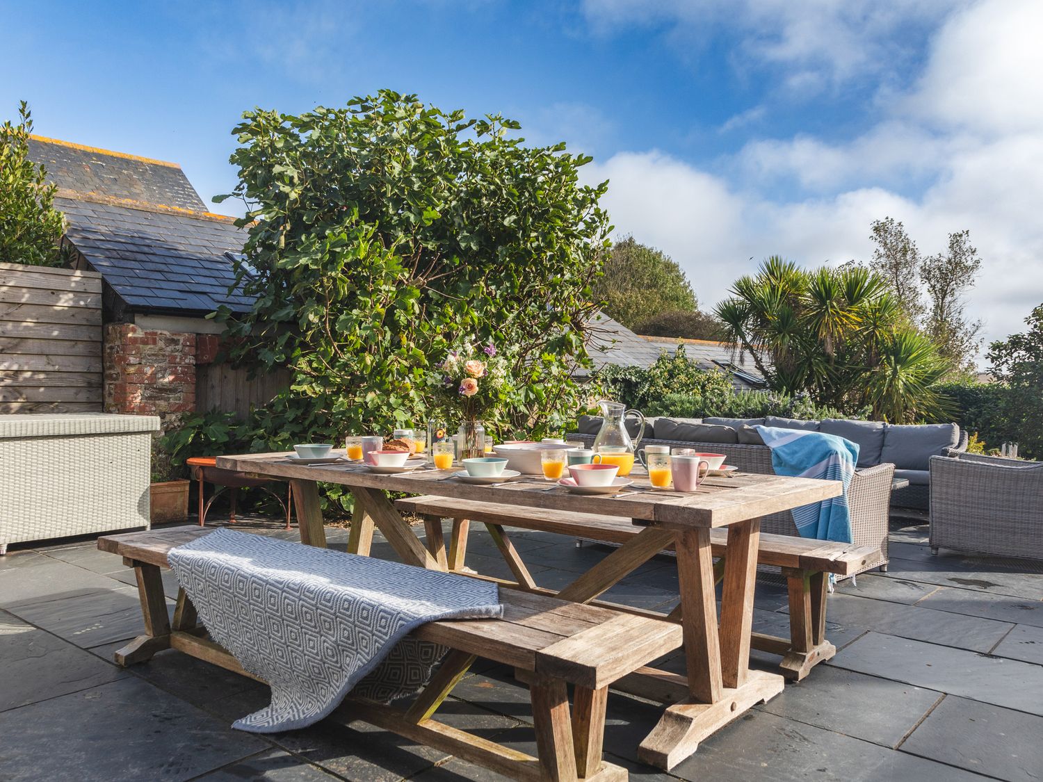 The Farmhouse, Malborough, Devon. Near coast. Off-road parking. Smart TV. Enclosed garden. Open plan
