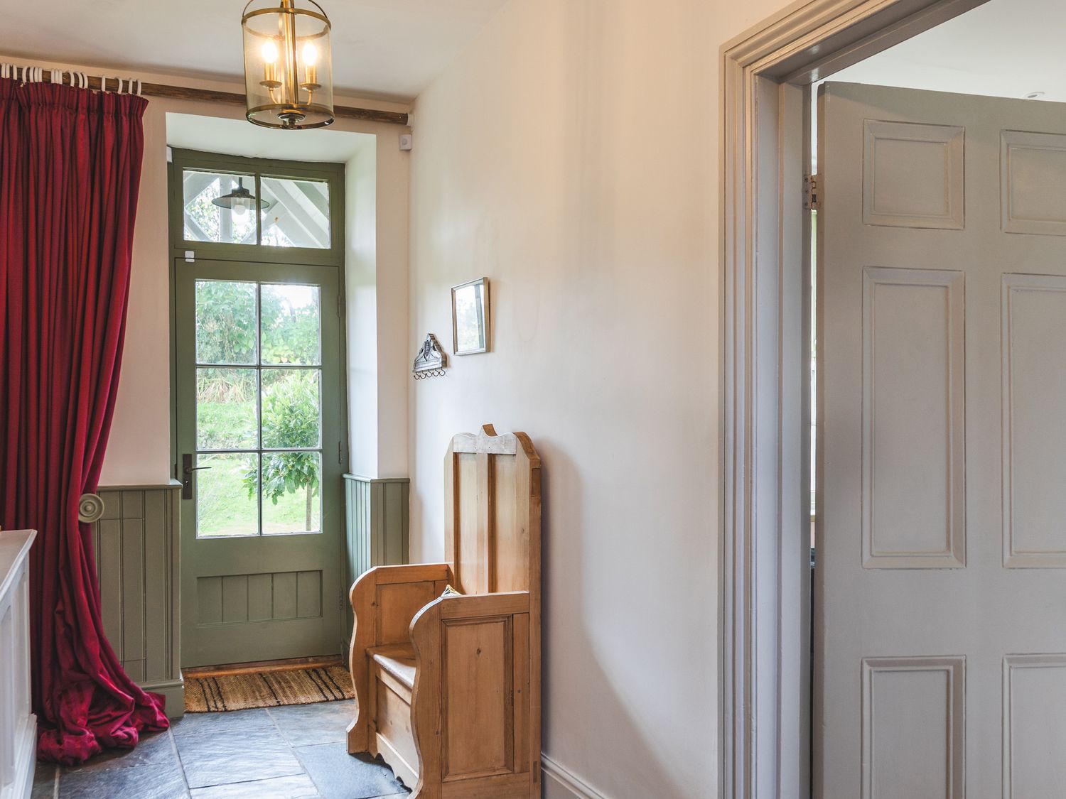 The Farmhouse, Malborough, Devon. Near coast. Off-road parking. Smart TV. Enclosed garden. Open plan