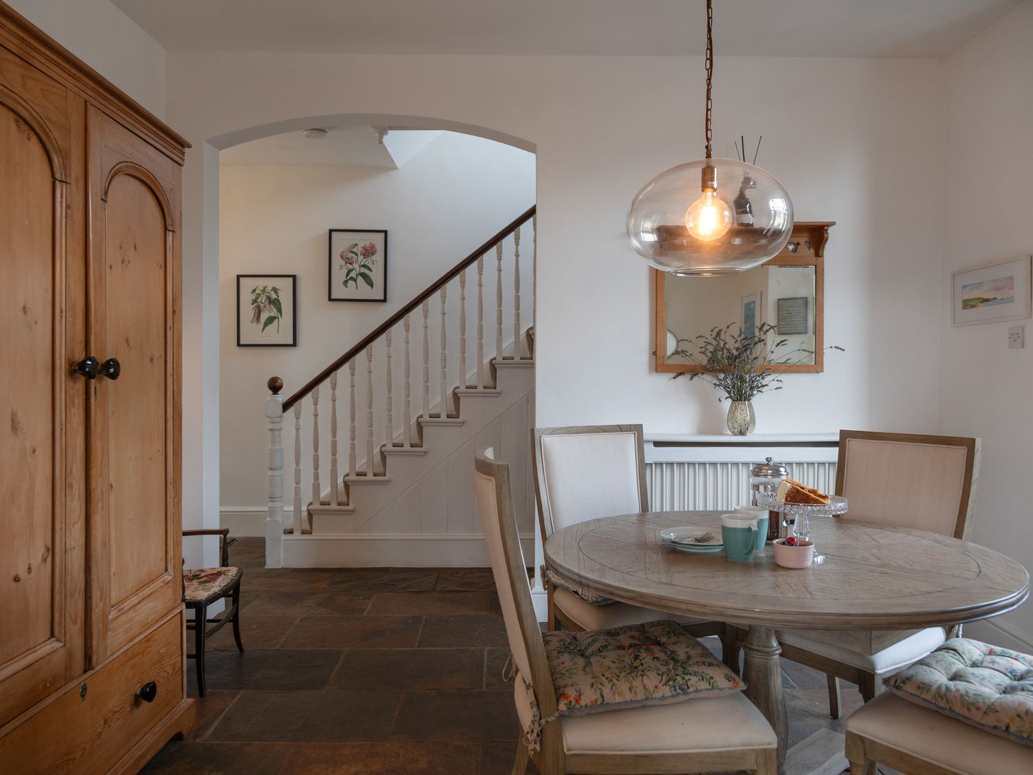 The Farmhouse, Malborough, Devon. Near coast. Off-road parking. Smart TV. Enclosed garden. Open plan