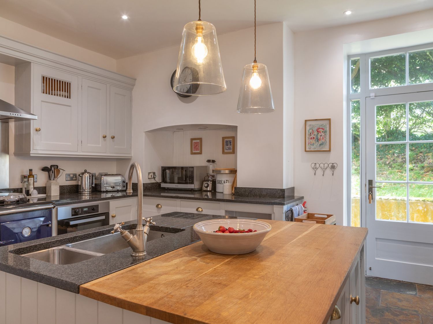 The Farmhouse, Malborough, Devon. Near coast. Off-road parking. Smart TV. Enclosed garden. Open plan