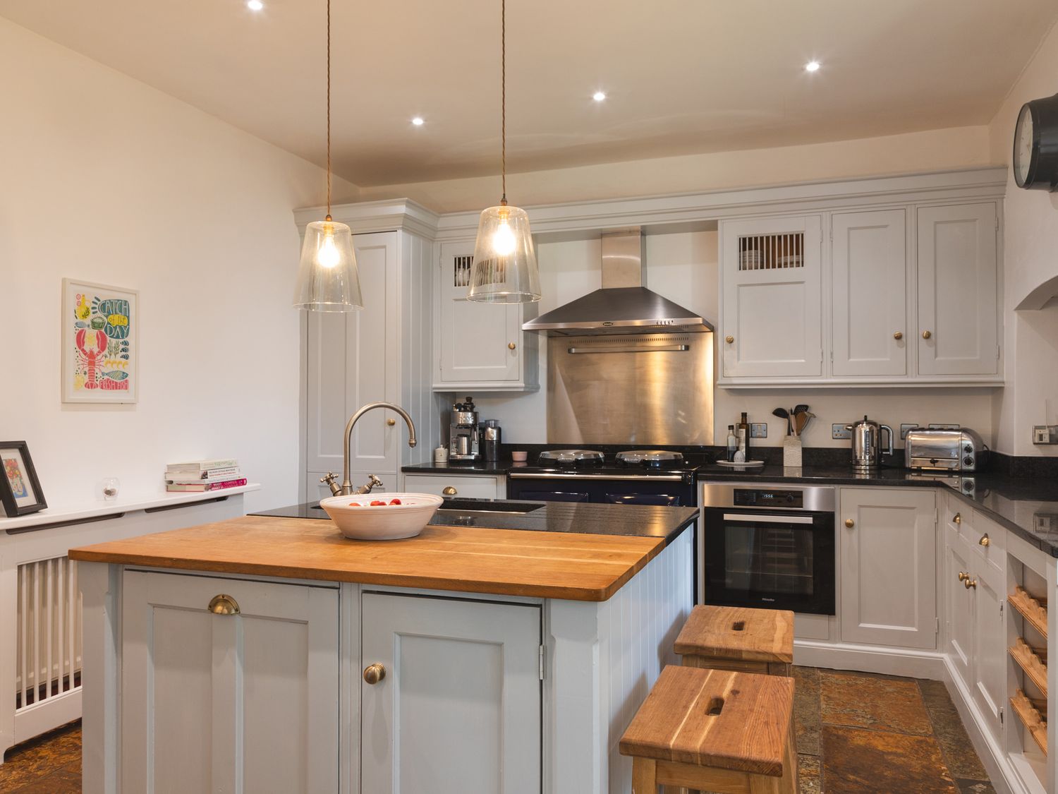 The Farmhouse, Malborough, Devon. Near coast. Off-road parking. Smart TV. Enclosed garden. Open plan