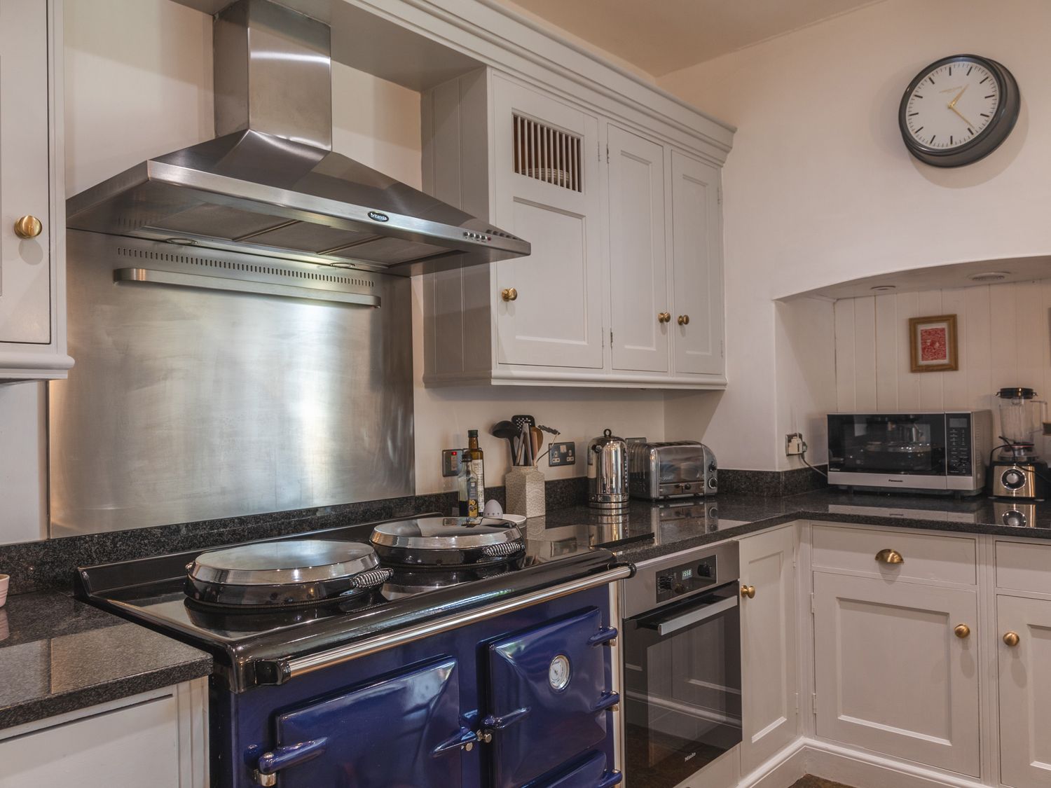 The Farmhouse, Malborough, Devon. Near coast. Off-road parking. Smart TV. Enclosed garden. Open plan