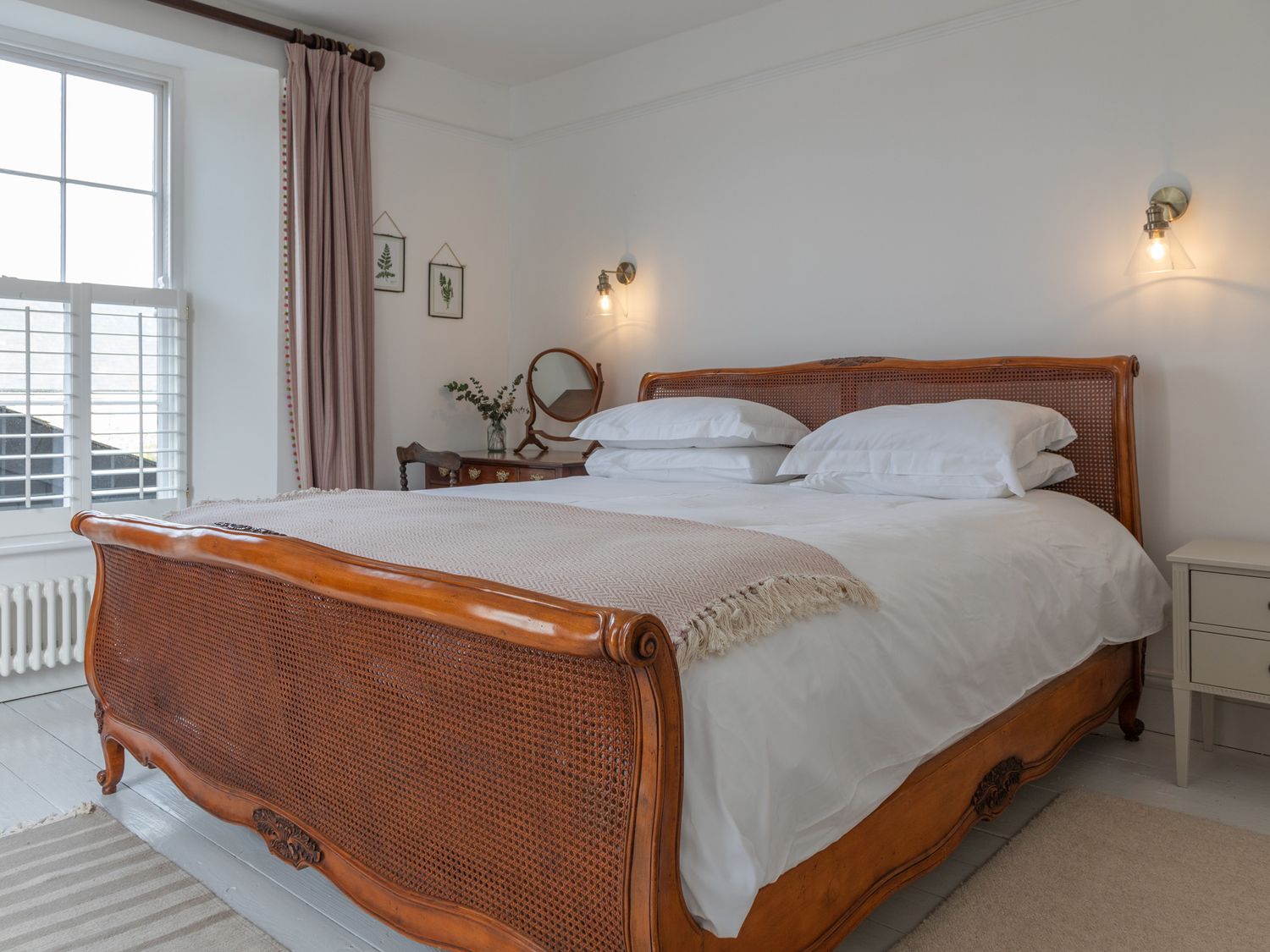 The Farmhouse, Malborough, Devon. Near coast. Off-road parking. Smart TV. Enclosed garden. Open plan