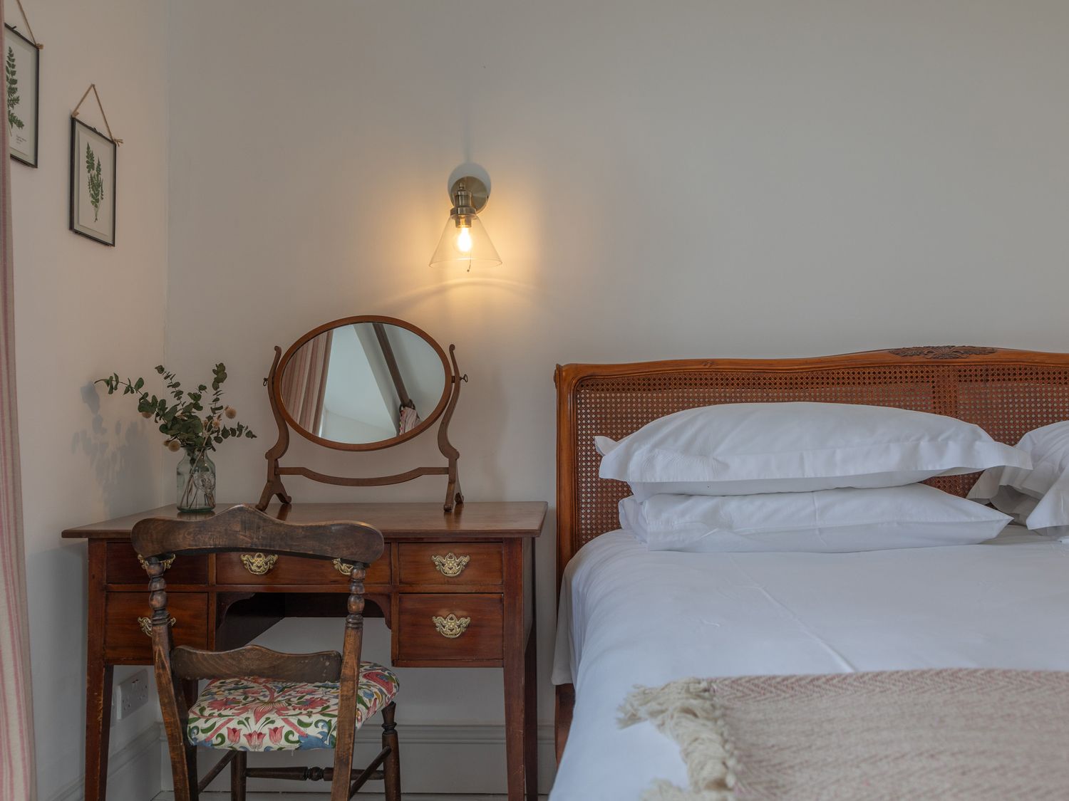 The Farmhouse, Malborough, Devon. Near coast. Off-road parking. Smart TV. Enclosed garden. Open plan