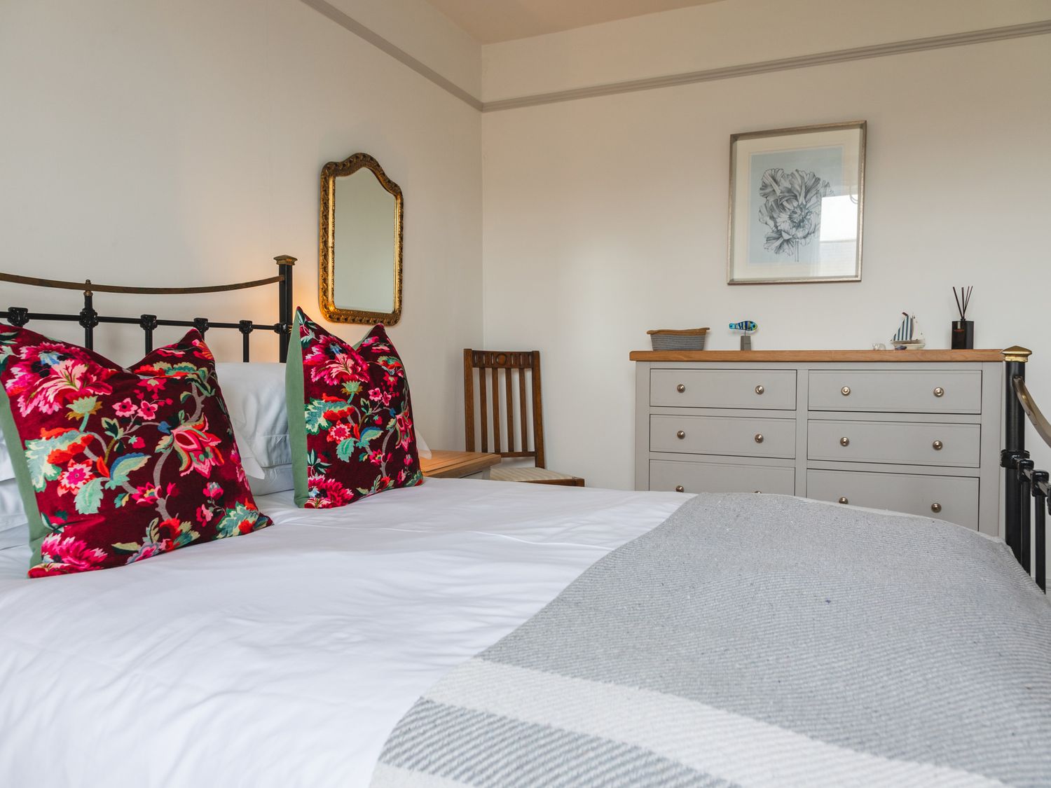 The Farmhouse, Malborough, Devon. Near coast. Off-road parking. Smart TV. Enclosed garden. Open plan