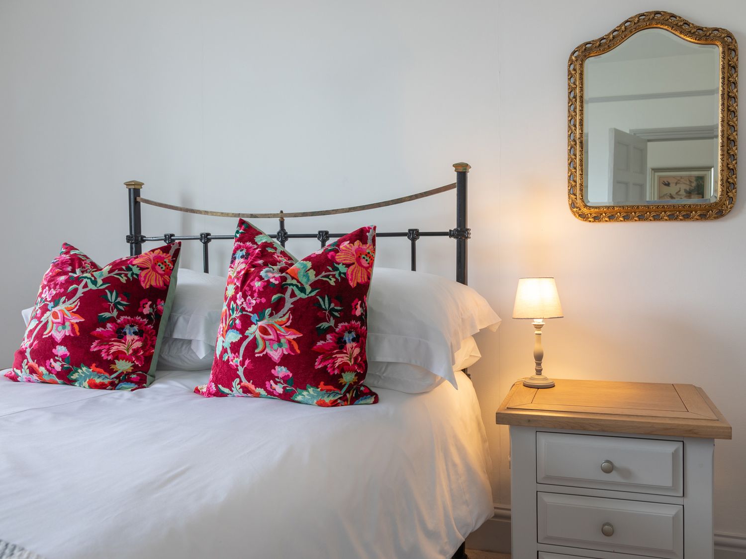 The Farmhouse, Malborough, Devon. Near coast. Off-road parking. Smart TV. Enclosed garden. Open plan