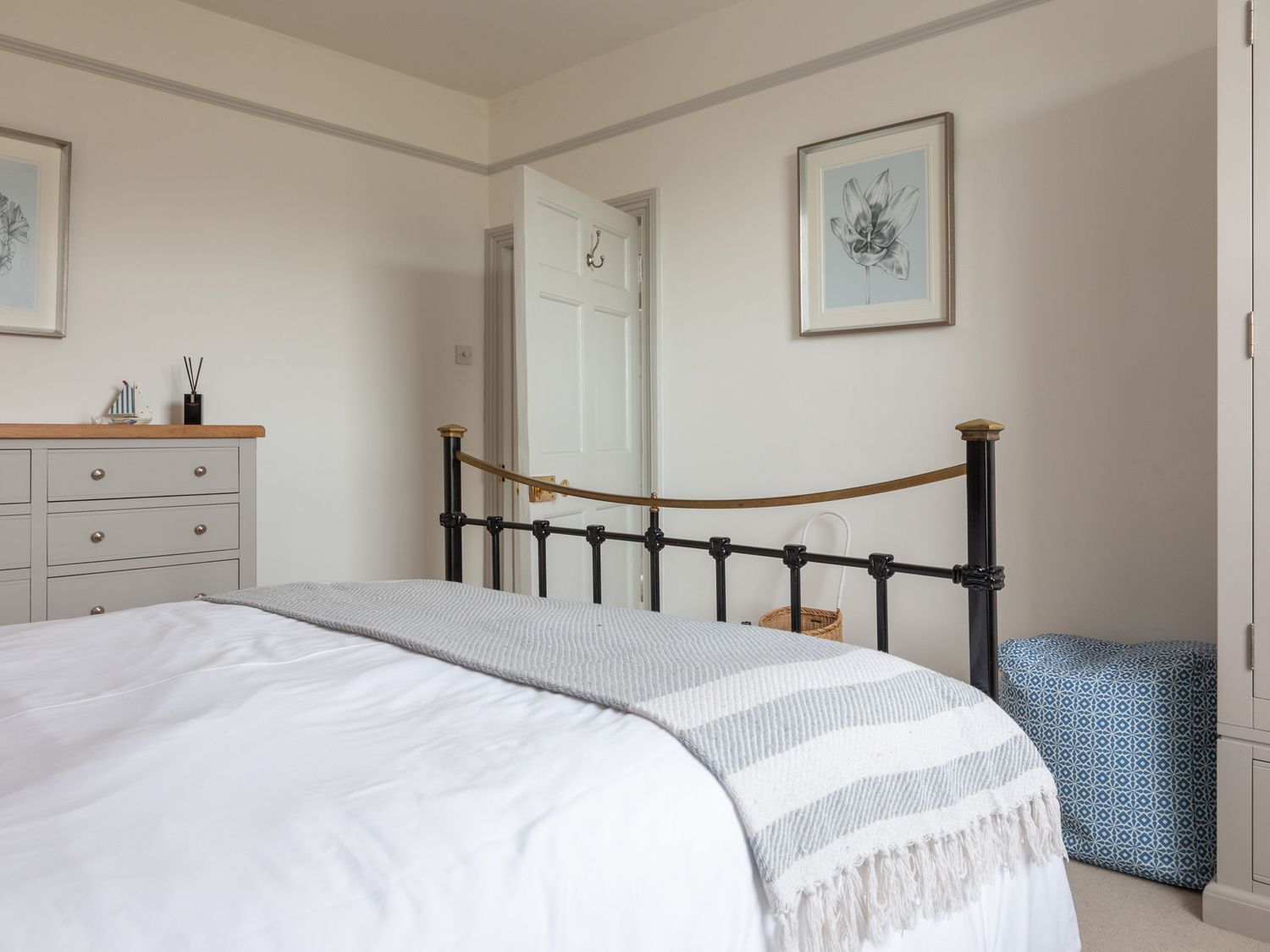 The Farmhouse, Malborough, Devon. Near coast. Off-road parking. Smart TV. Enclosed garden. Open plan