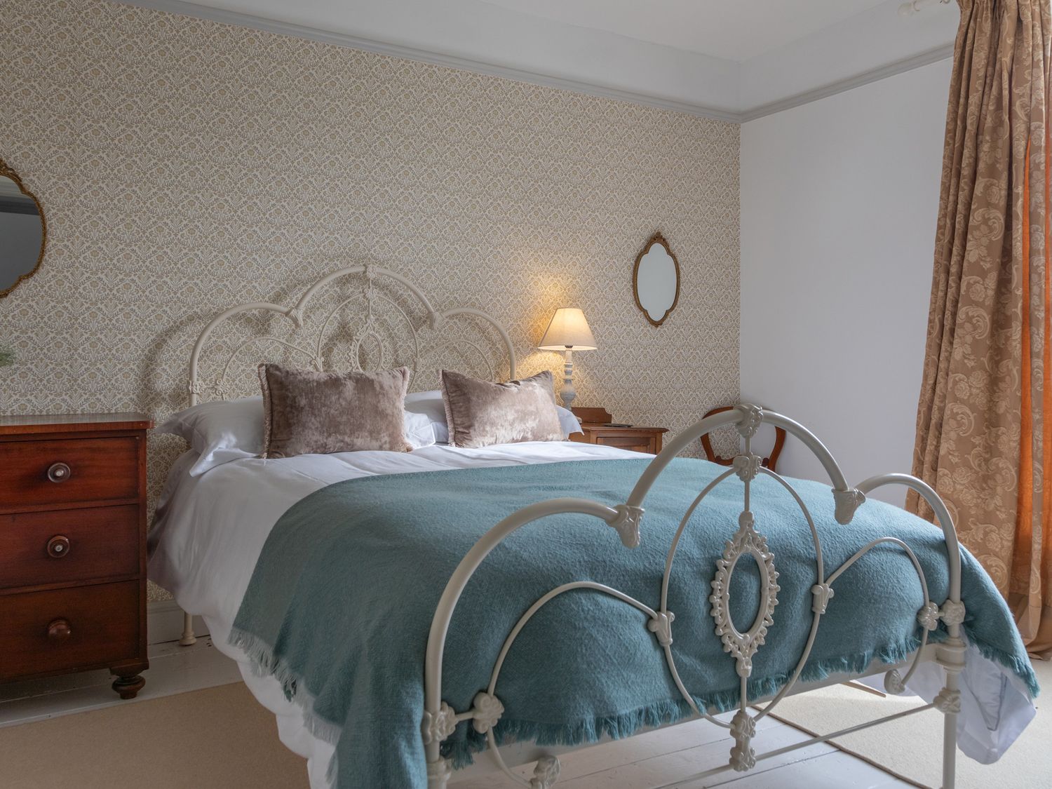 The Farmhouse, Malborough, Devon. Near coast. Off-road parking. Smart TV. Enclosed garden. Open plan