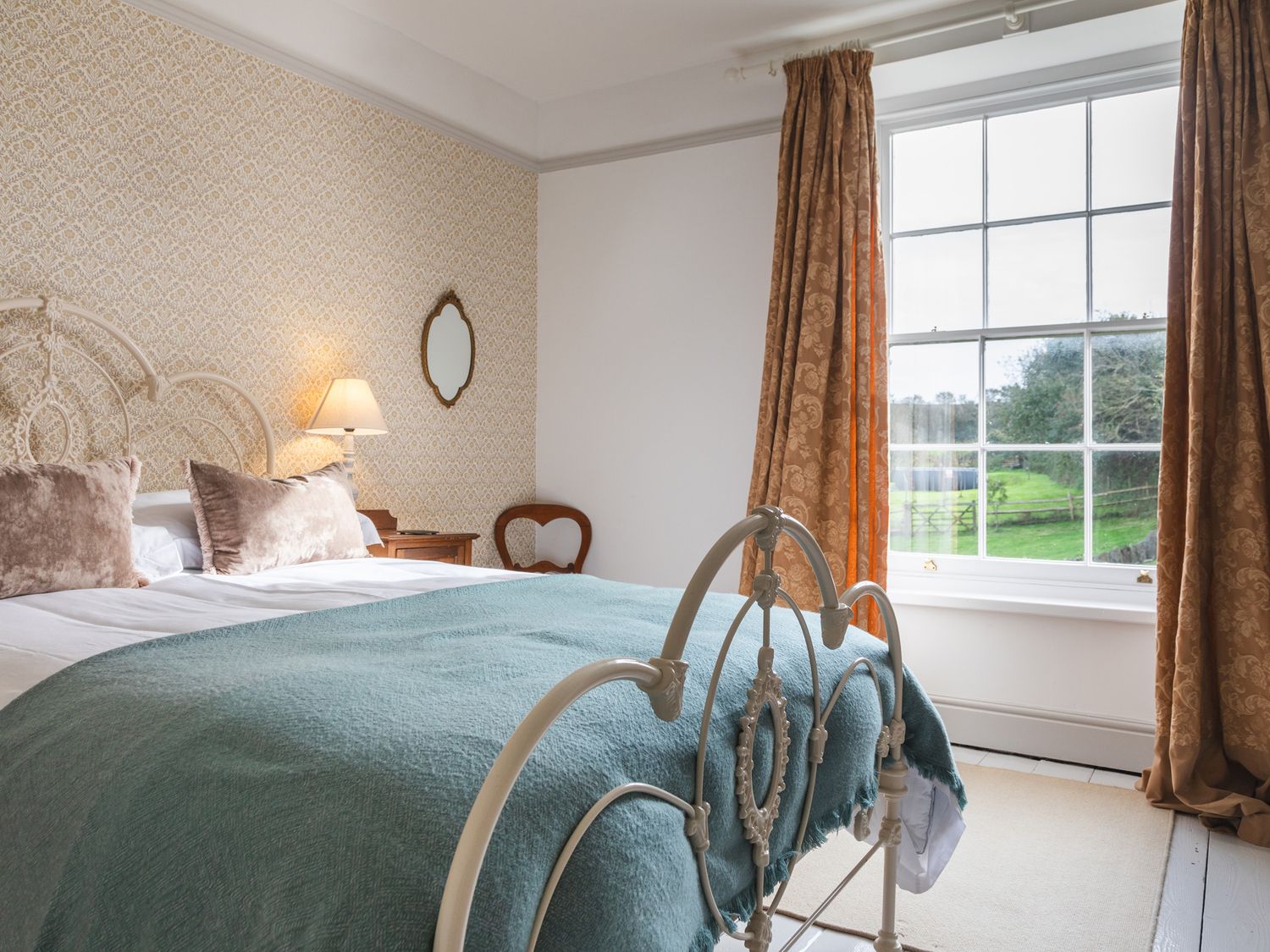 The Farmhouse, Malborough, Devon. Near coast. Off-road parking. Smart TV. Enclosed garden. Open plan