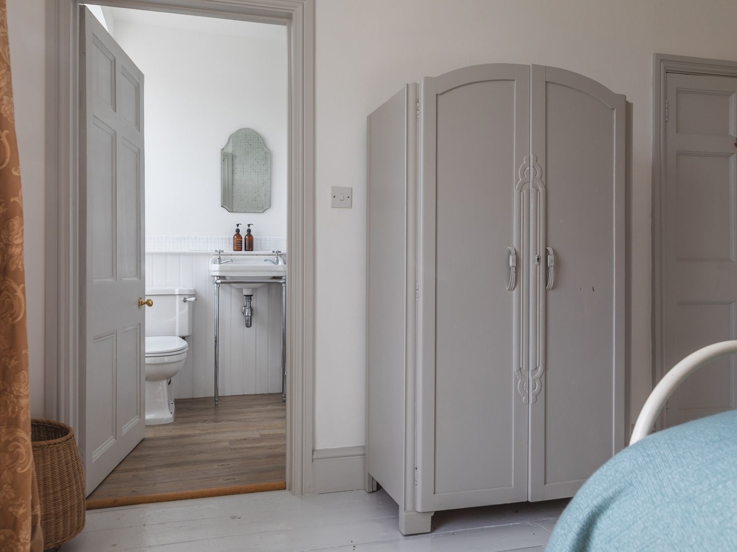 The Farmhouse, Malborough, Devon. Near coast. Off-road parking. Smart TV. Enclosed garden. Open plan