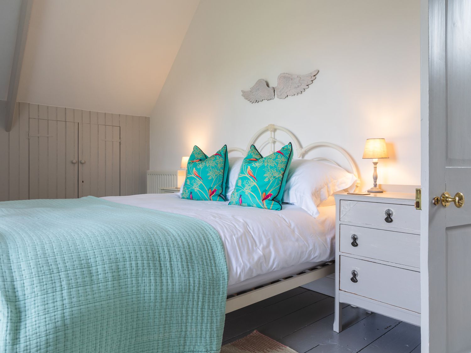 The Farmhouse, Malborough, Devon. Near coast. Off-road parking. Smart TV. Enclosed garden. Open plan