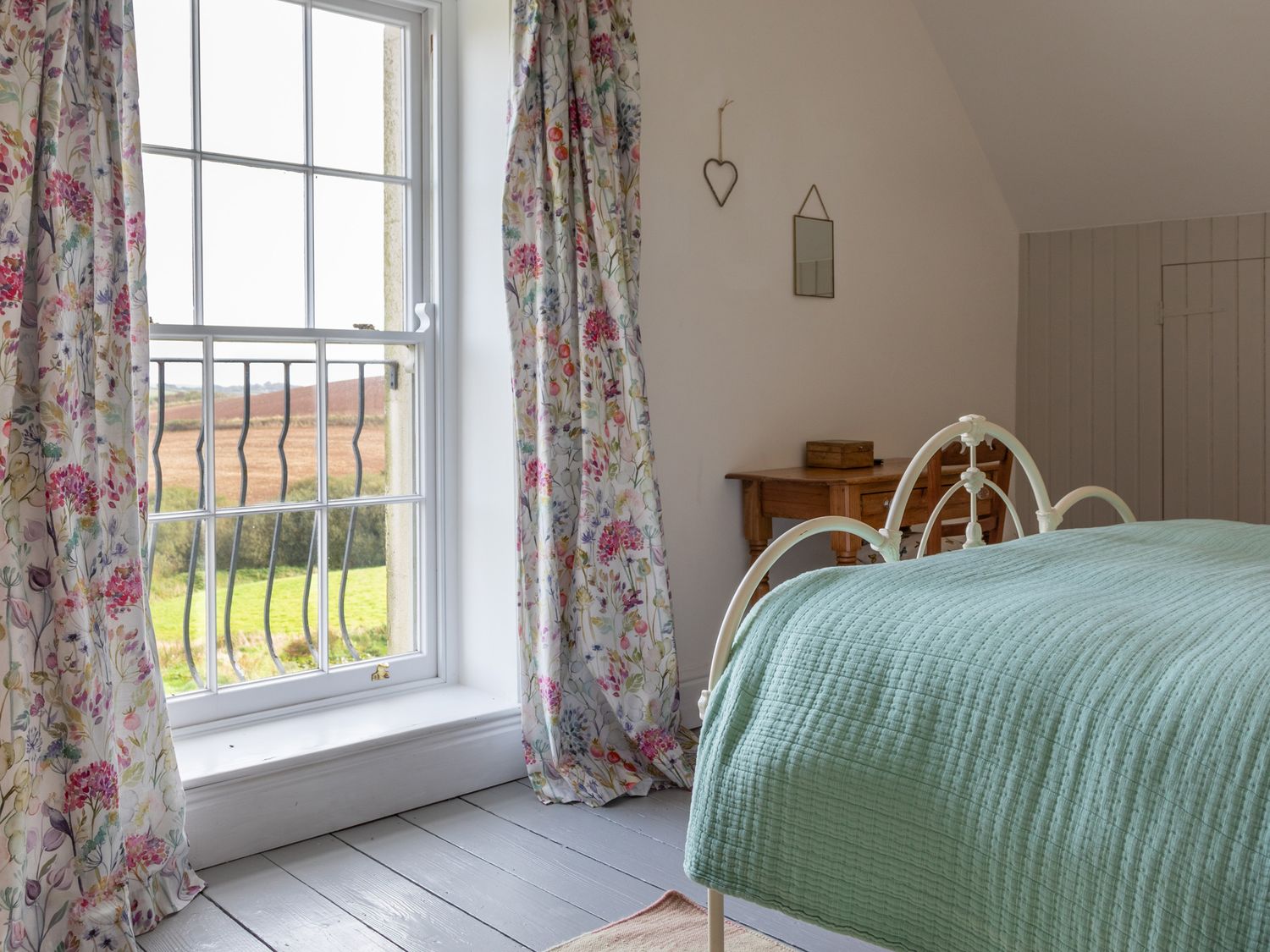 The Farmhouse, Malborough, Devon. Near coast. Off-road parking. Smart TV. Enclosed garden. Open plan