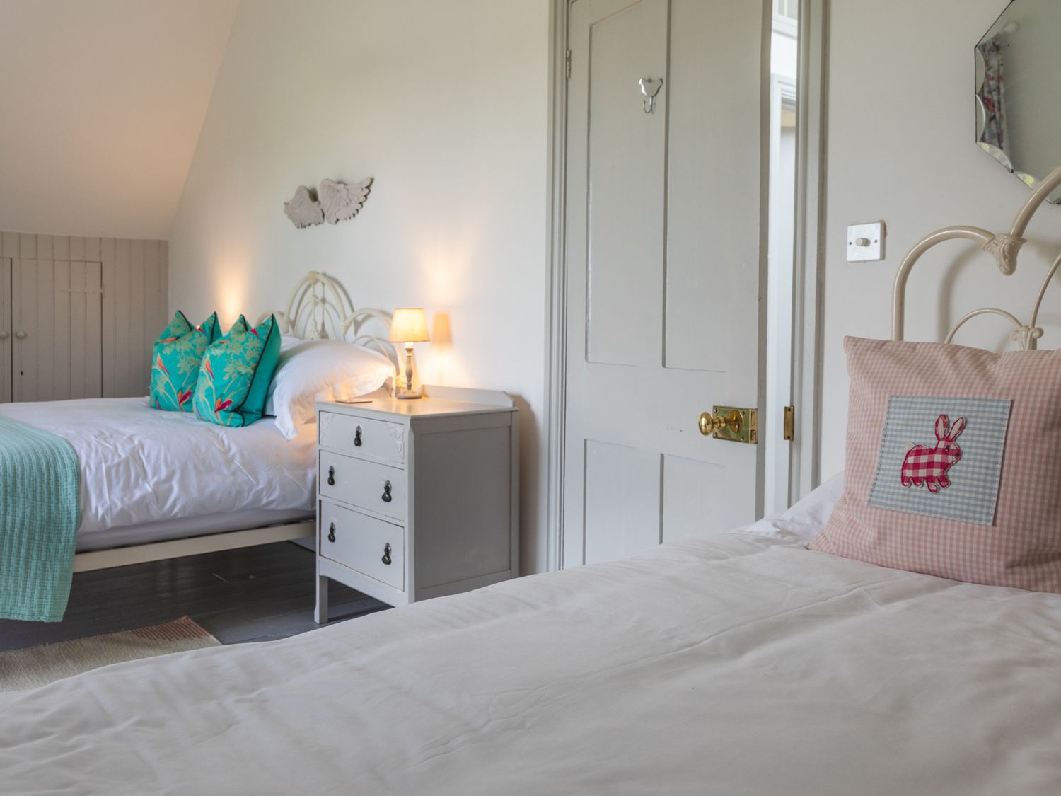 The Farmhouse, Malborough, Devon. Near coast. Off-road parking. Smart TV. Enclosed garden. Open plan