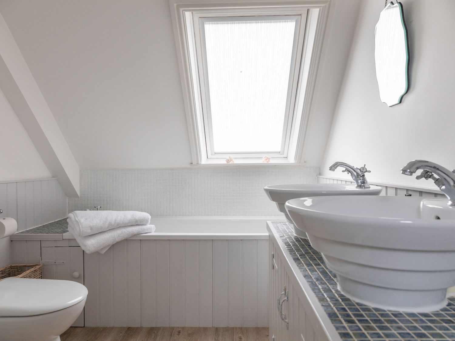 The Farmhouse, Malborough, Devon. Near coast. Off-road parking. Smart TV. Enclosed garden. Open plan