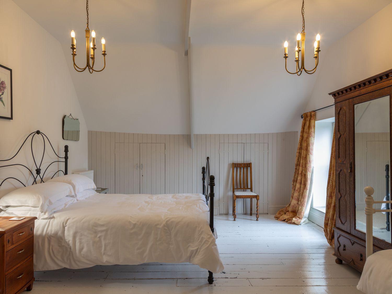 The Farmhouse, Malborough, Devon. Near coast. Off-road parking. Smart TV. Enclosed garden. Open plan