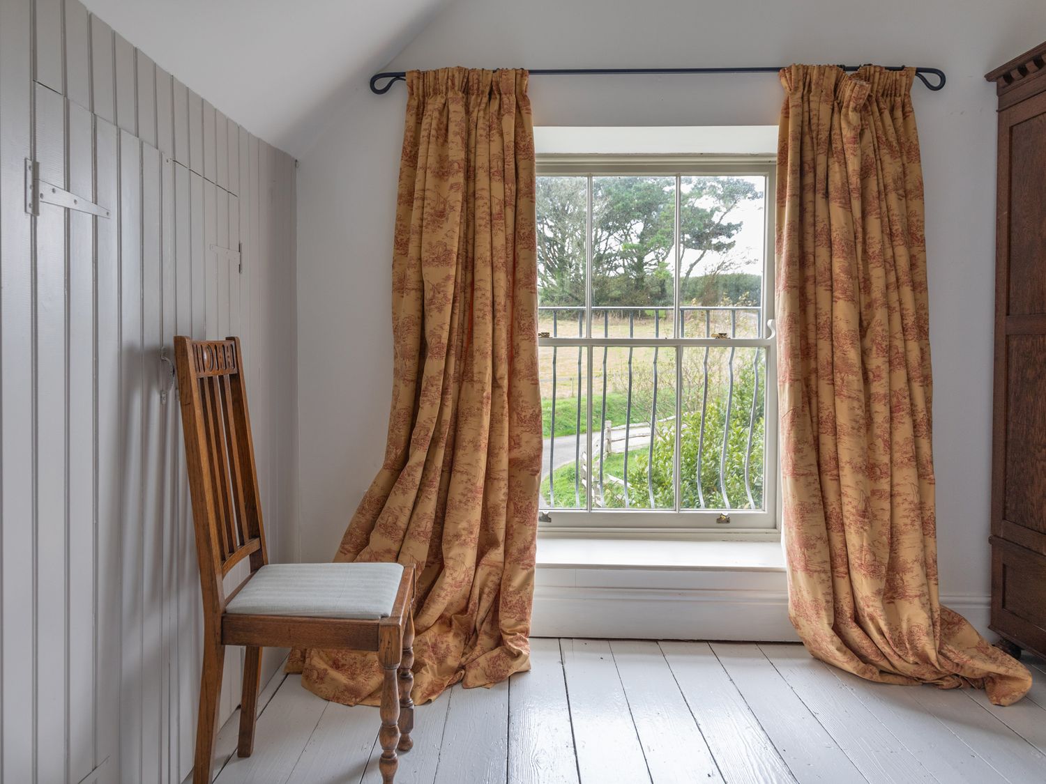 The Farmhouse, Malborough, Devon. Near coast. Off-road parking. Smart TV. Enclosed garden. Open plan