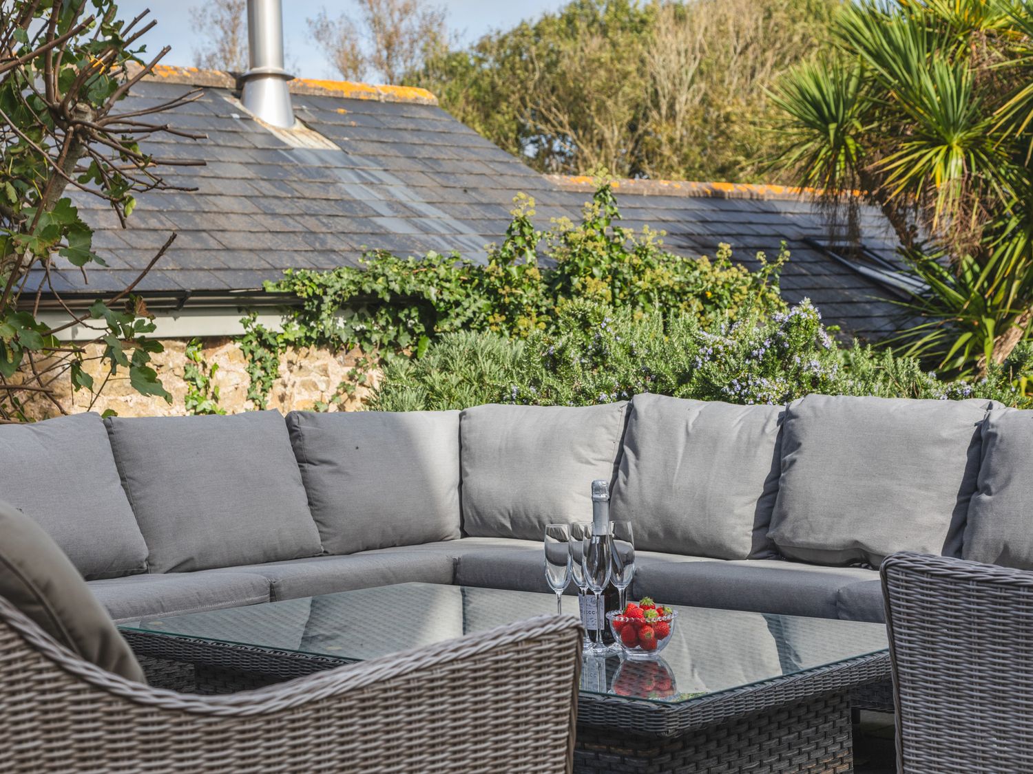 The Farmhouse, Malborough, Devon. Near coast. Off-road parking. Smart TV. Enclosed garden. Open plan