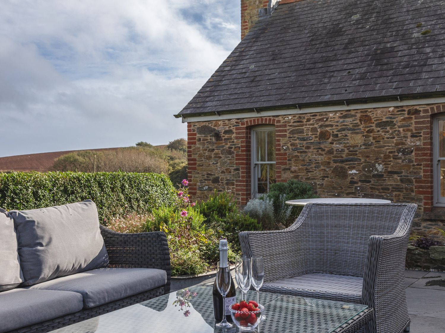 The Farmhouse, Malborough, Devon. Near coast. Off-road parking. Smart TV. Enclosed garden. Open plan