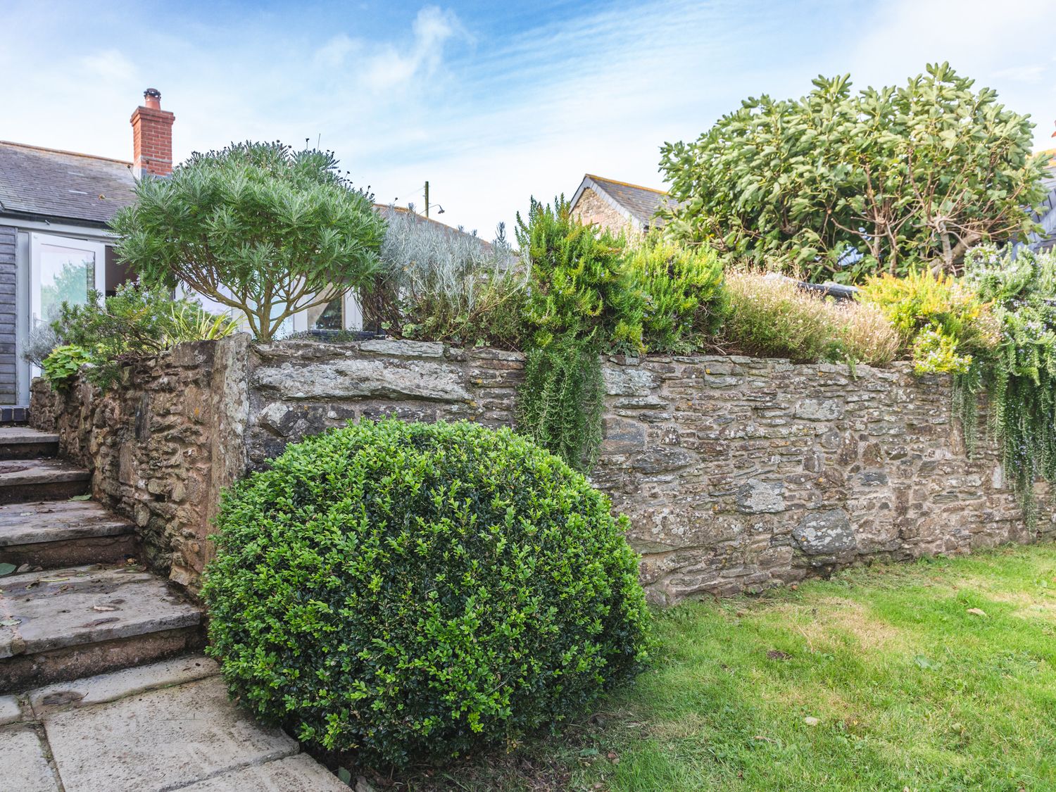 The Farmhouse, Malborough, Devon. Near coast. Off-road parking. Smart TV. Enclosed garden. Open plan