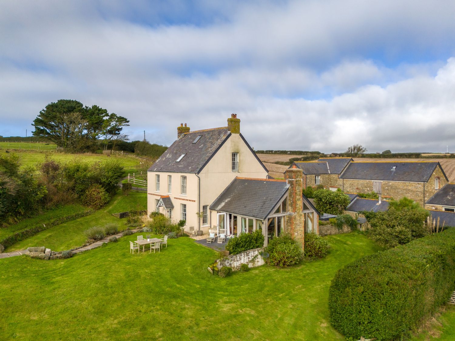 The Farmhouse, Malborough, Devon. Near coast. Off-road parking. Smart TV. Enclosed garden. Open plan