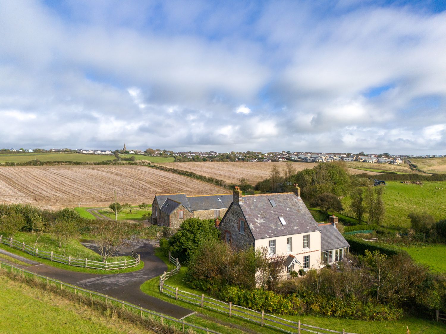 The Farmhouse, Malborough, Devon. Near coast. Off-road parking. Smart TV. Enclosed garden. Open plan