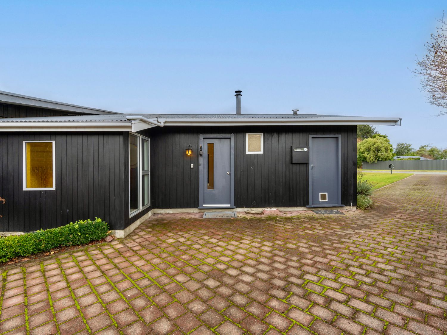27 on Henry - Te Anau Holiday Home                     photo 2