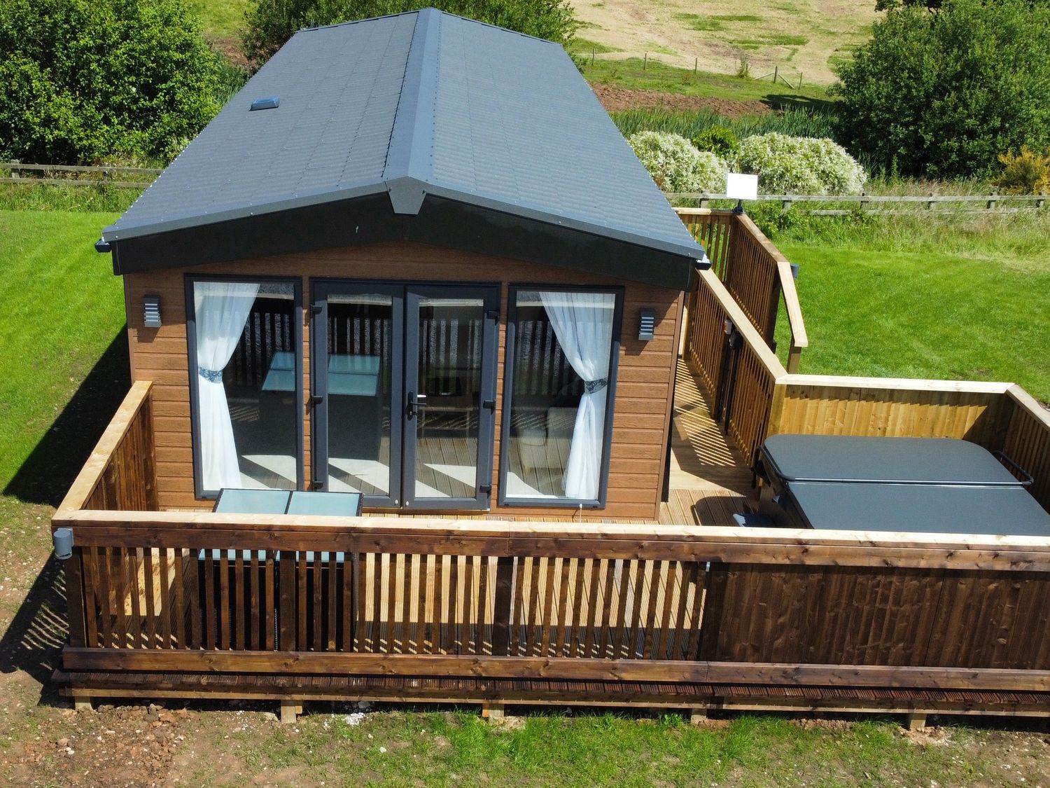 Willow Lodge, Whitby, North Yorkshire. Hot tub. Single-storey. Enclosed decking. Close to pub. WiFi.