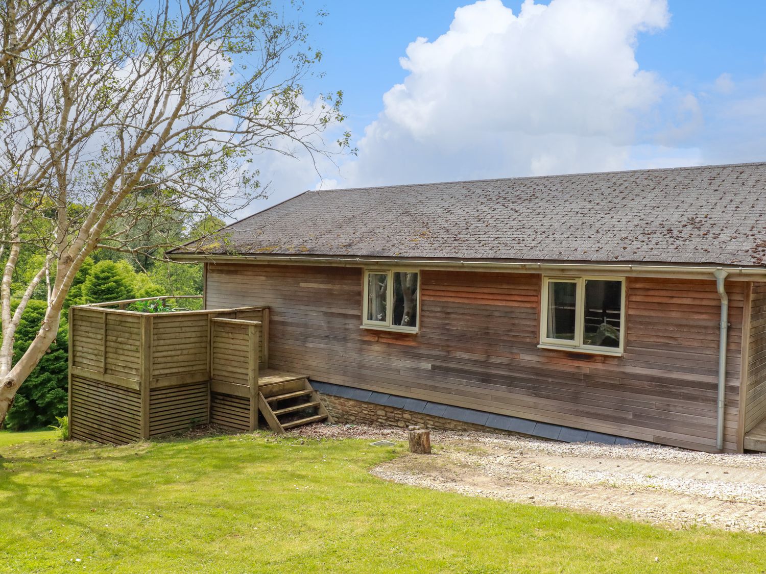 3 Lake View, Lanreath, Cornwall. Hot tub. Countryside. Ground-floor living. Open-plan. Pet-friendly.