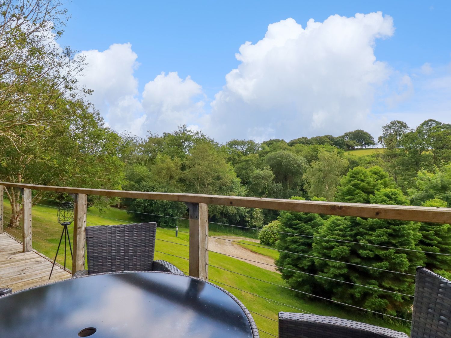 3 Lake View, Lanreath, Cornwall. Hot tub. Countryside. Ground-floor living. Open-plan. Pet-friendly.