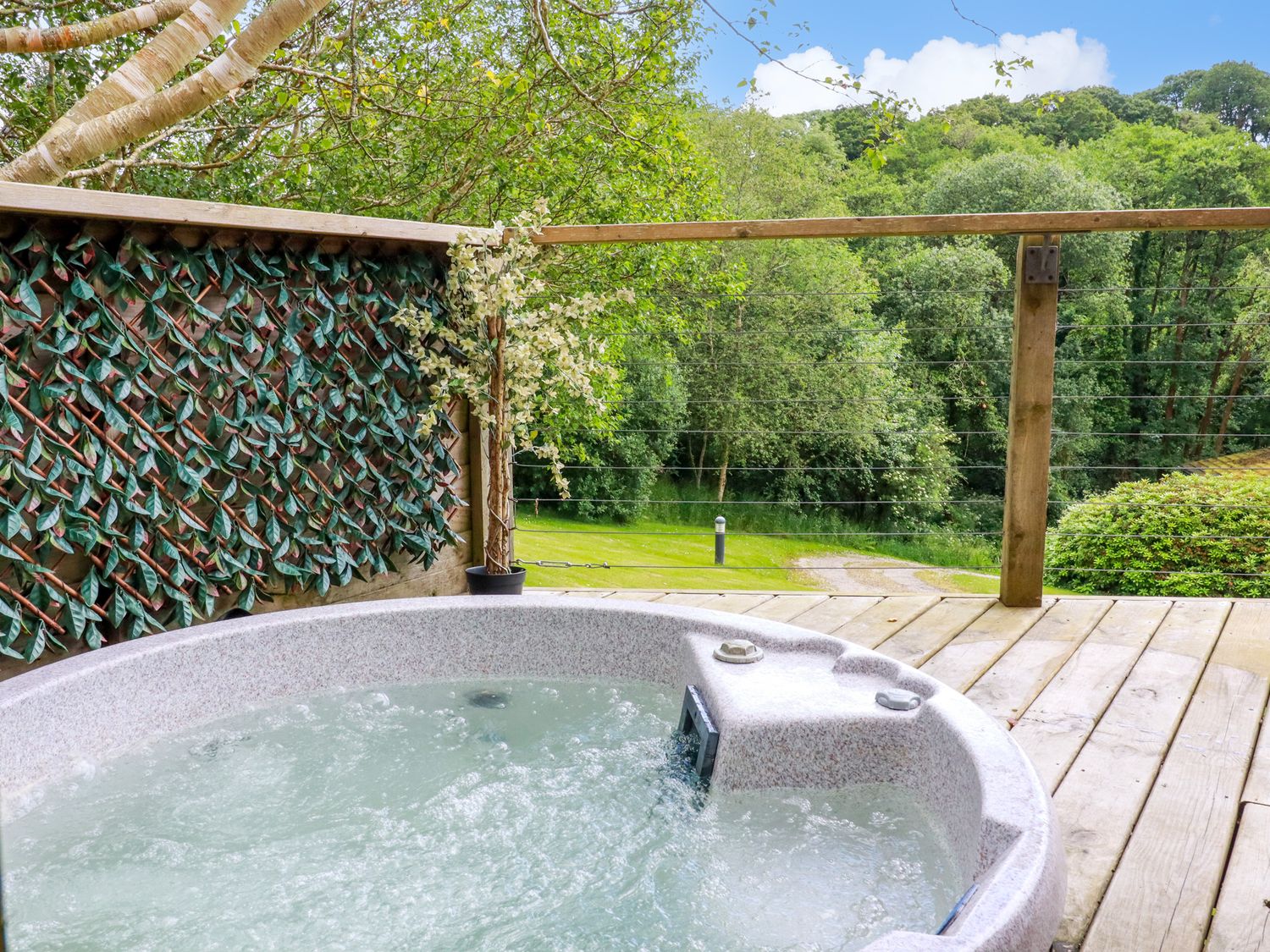 3 Lake View, Lanreath, Cornwall. Hot tub. Countryside. Ground-floor living. Open-plan. Pet-friendly.