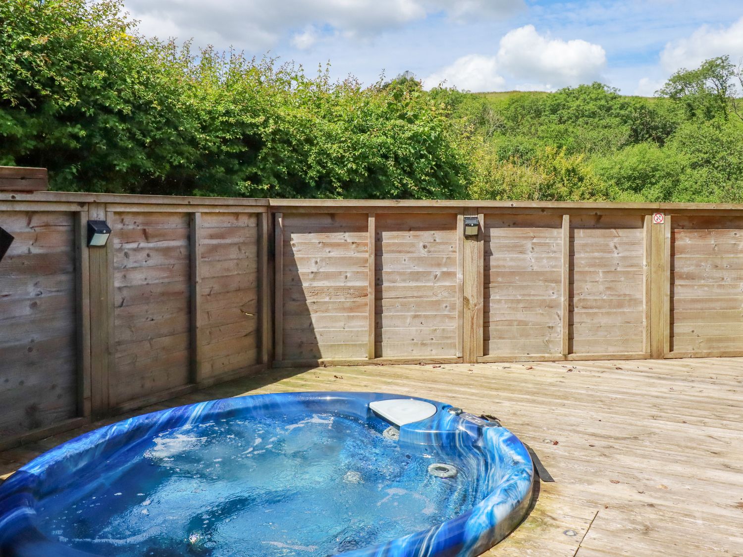 1 Hedgerows, Lanreath, Cornwall. Hot tub. Enclosed garden. Single-storey. Family-friendly. Smart TV.