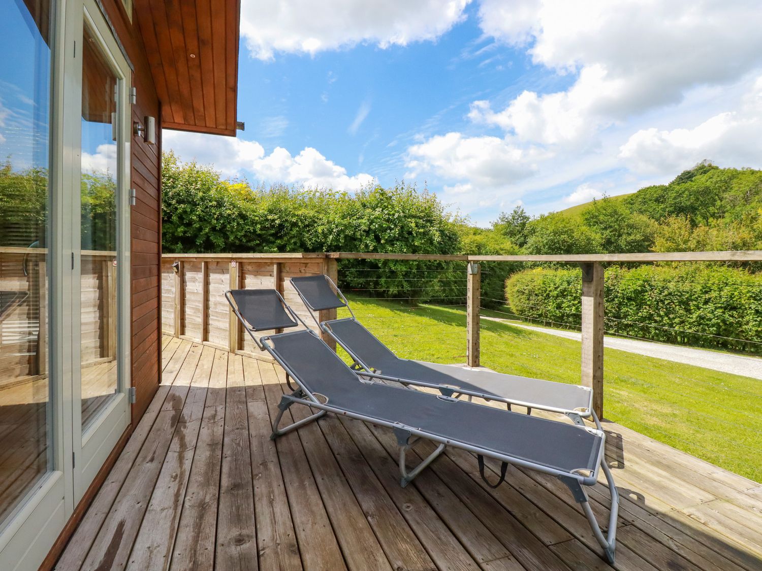 1 Hedgerows, Lanreath, Cornwall. Hot tub. Enclosed garden. Single-storey. Family-friendly. Smart TV.