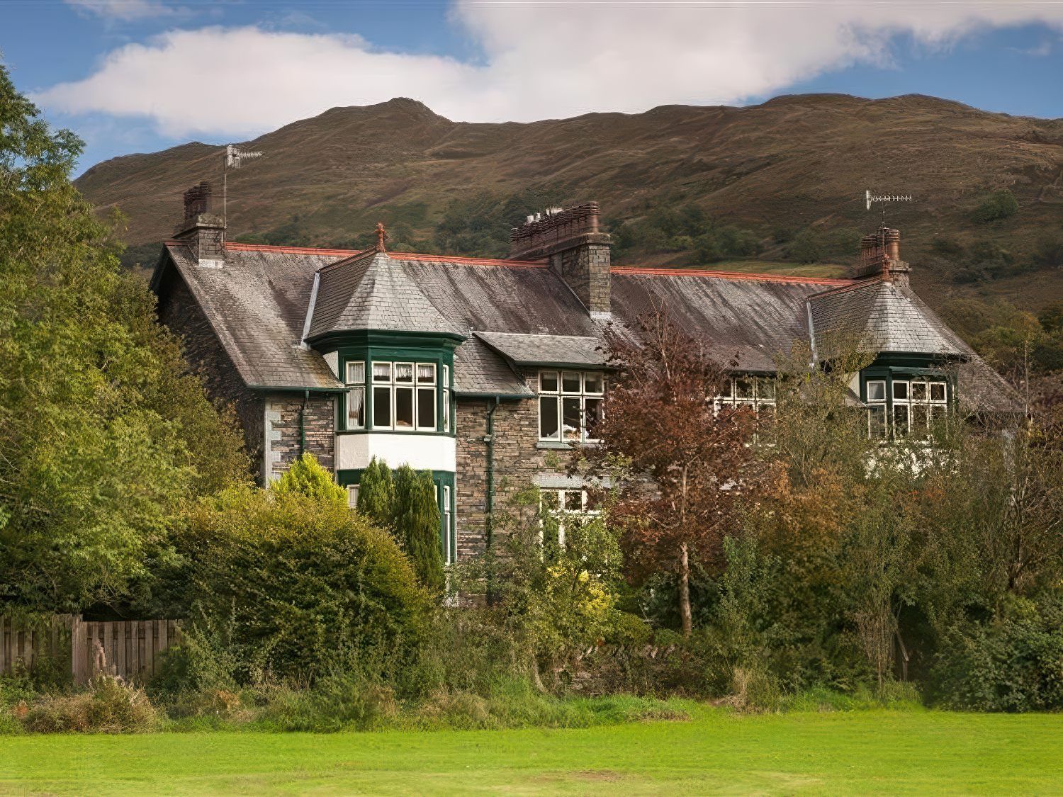 Bracken Howe within Ambleside, Cumbria. Hot tub. Four poster bed. Luxury. Large. Smart TVs. Barbecue