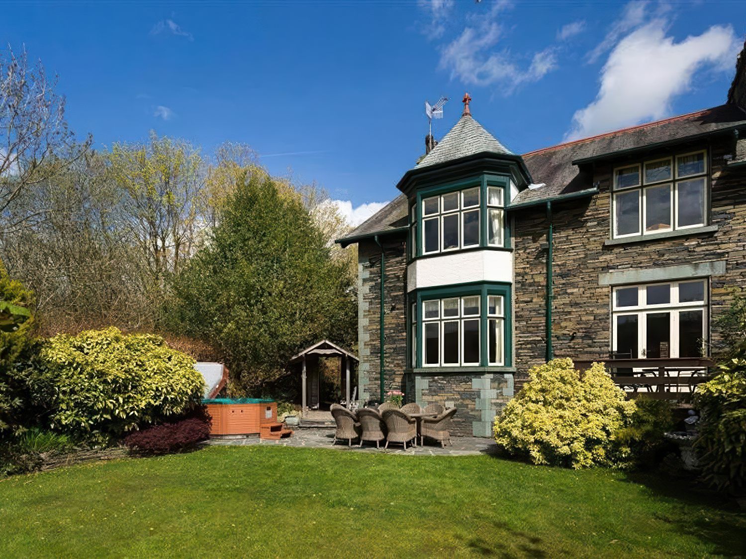 Bracken Howe within Ambleside, Cumbria. Hot tub. Four poster bed. Luxury. Large. Smart TVs. Barbecue