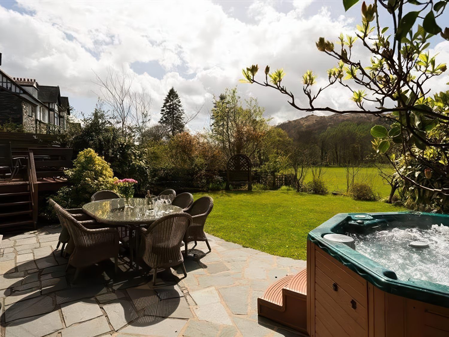 Bracken Howe within Ambleside, Cumbria. Hot tub. Four poster bed. Luxury. Large. Smart TVs. Barbecue