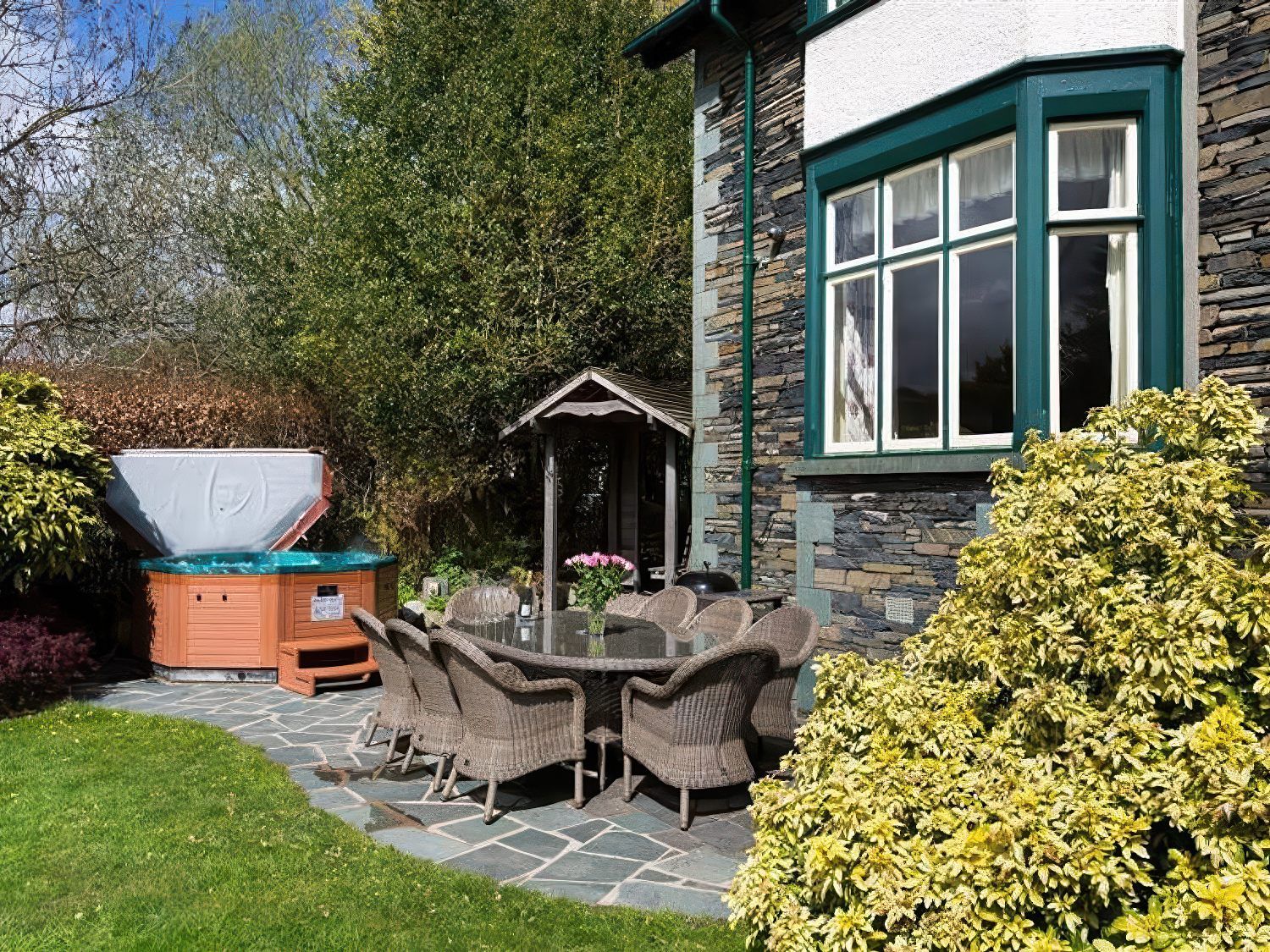 Bracken Howe within Ambleside, Cumbria. Hot tub. Four poster bed. Luxury. Large. Smart TVs. Barbecue