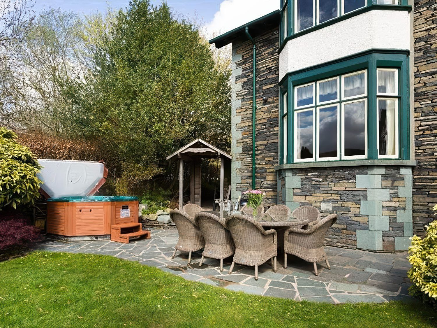 Bracken Howe within Ambleside, Cumbria. Hot tub. Four poster bed. Luxury. Large. Smart TVs. Barbecue