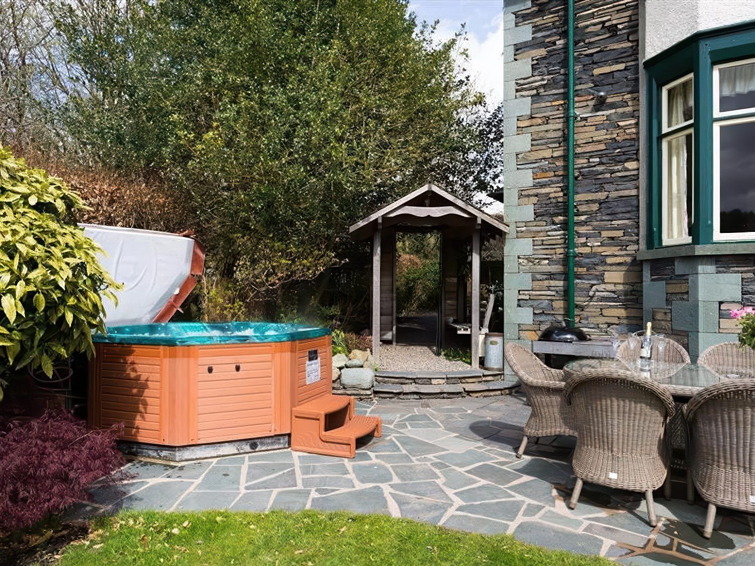 Bracken Howe within Ambleside, Cumbria. Hot tub. Four poster bed. Luxury. Large. Smart TVs. Barbecue